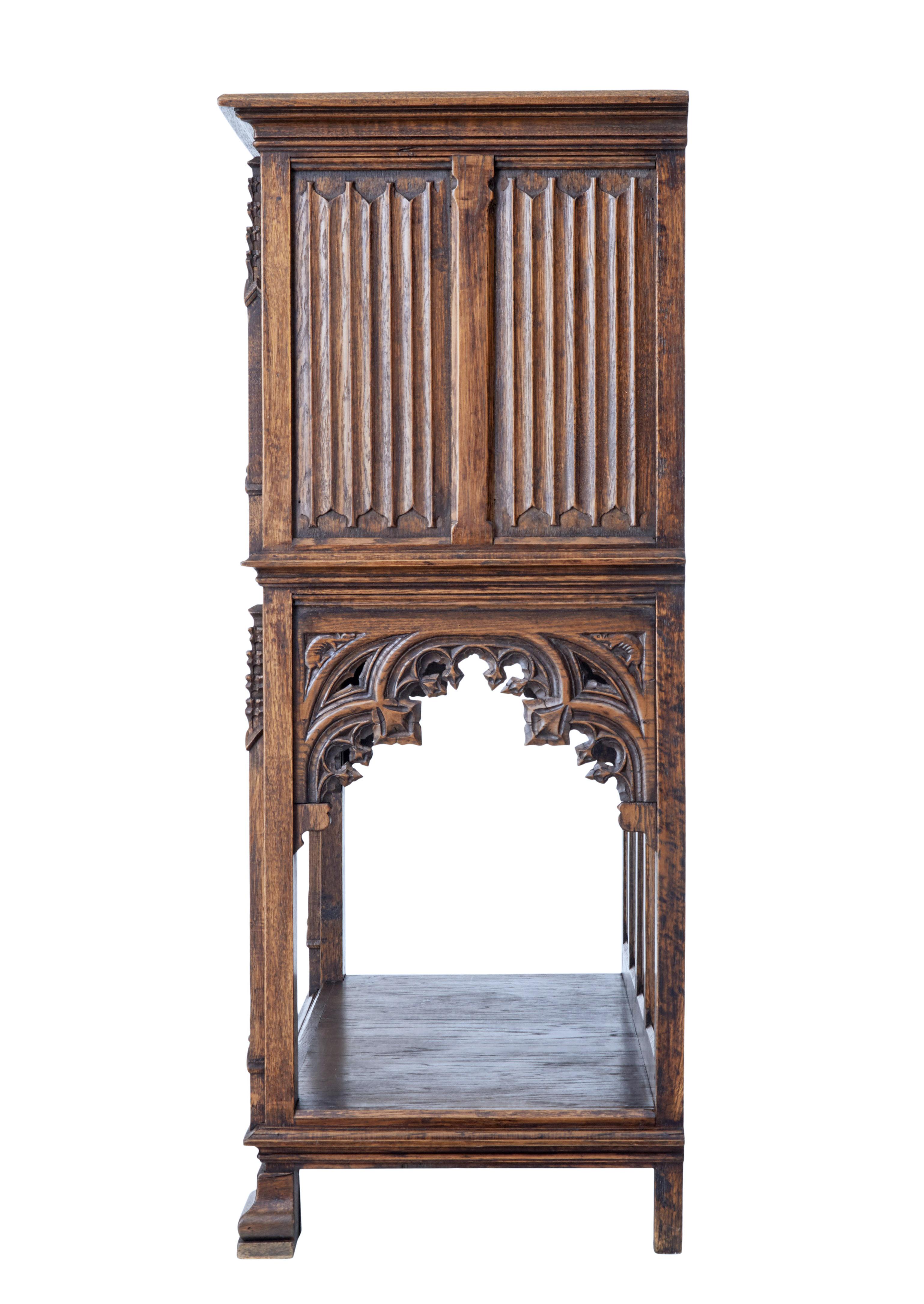 Late 19th Century Carved Oak Gothic Revival Buffet im Zustand „Gut“ in Debenham, Suffolk