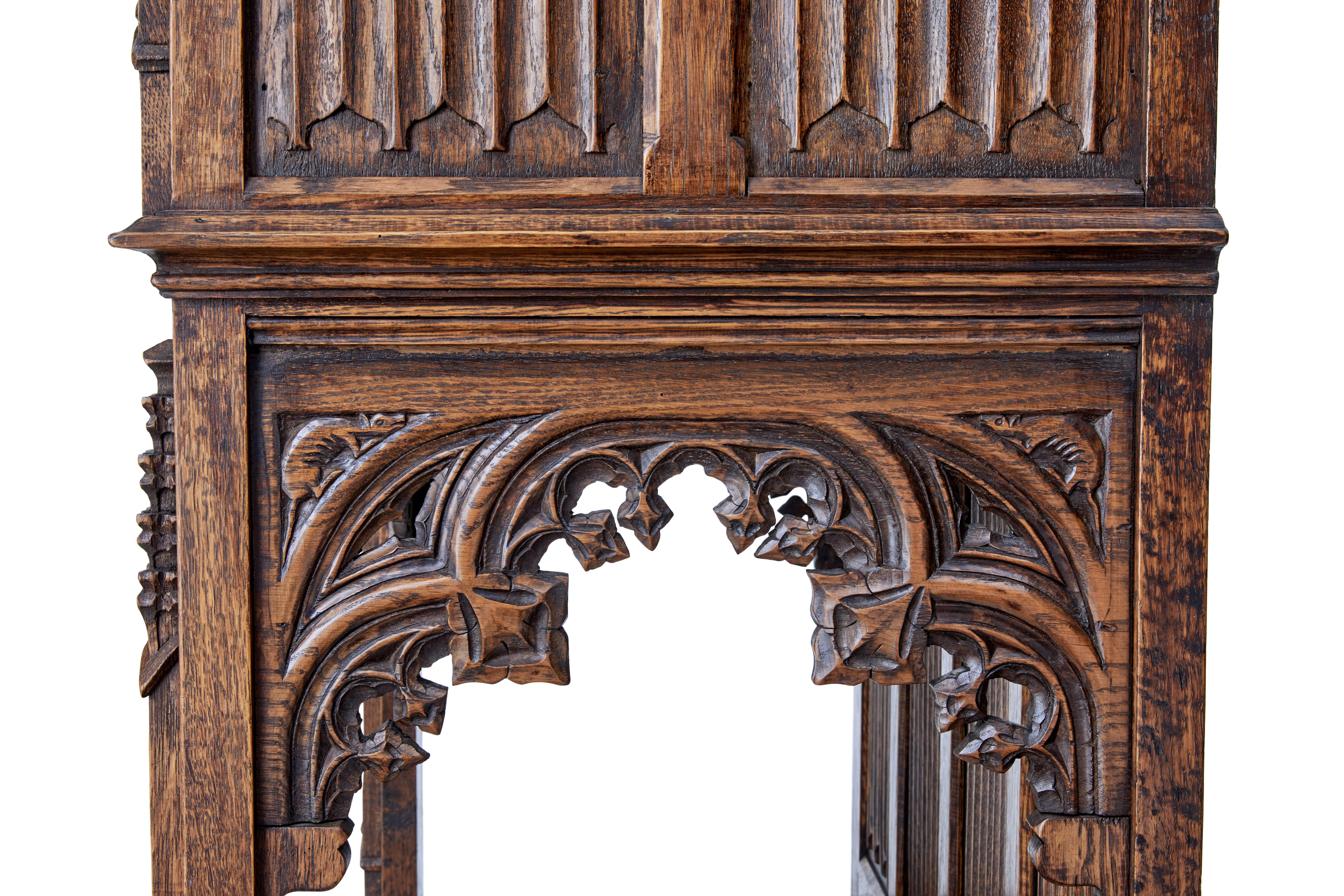 Late 19th Century Carved Oak Gothic Revival Buffet (Spätes 19. Jahrhundert)