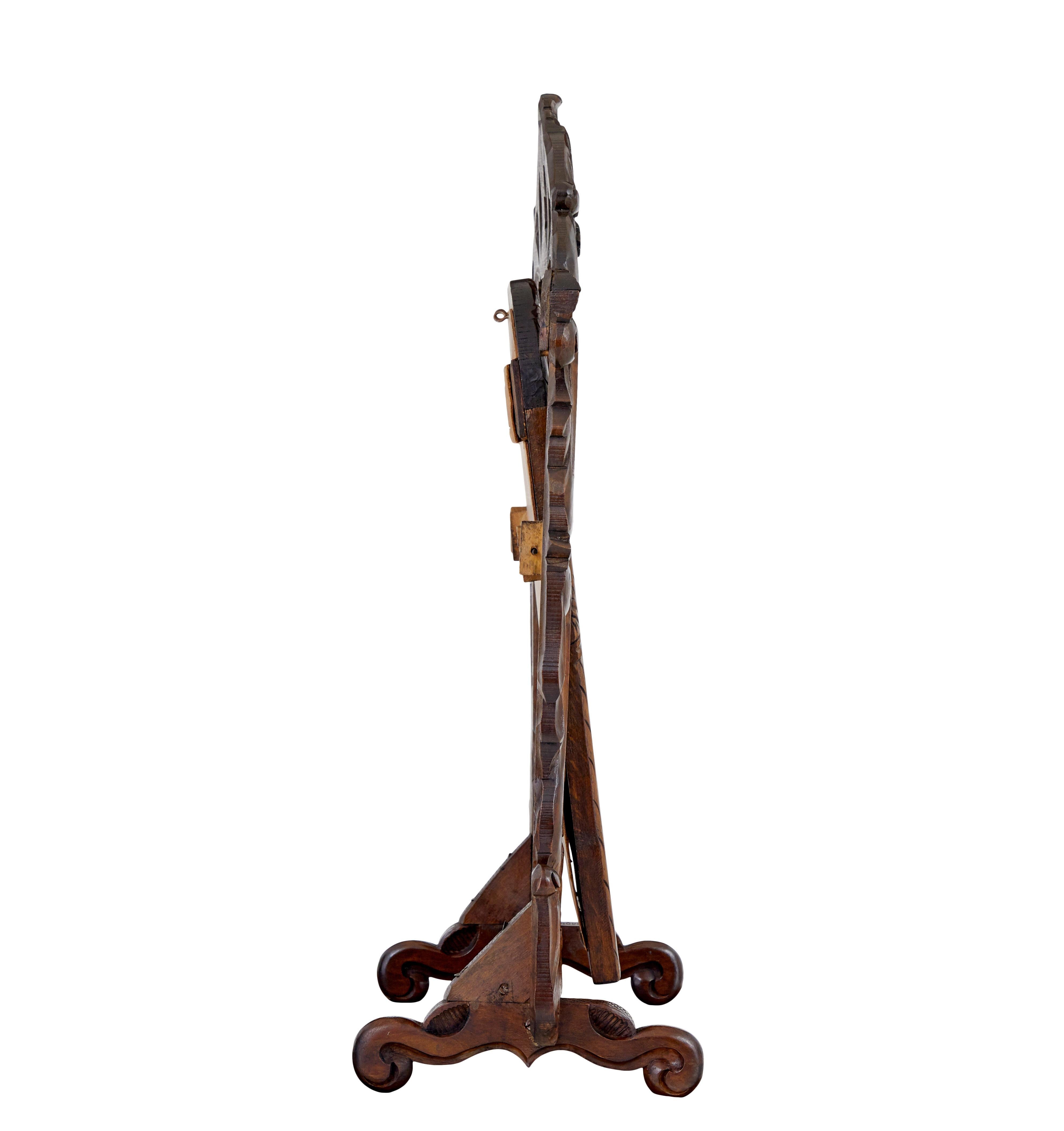 Miroir de courtoisie en chêne sculpté de la fin du XIXe siècle, vers 1890.

Miroir de forme rectangulaire avec cadre en chêne sculpté, soutenu par un encadrement de guirlandes et de feuilles sculptées.  Pieds à enroulement.

Bascule vers l'arrière