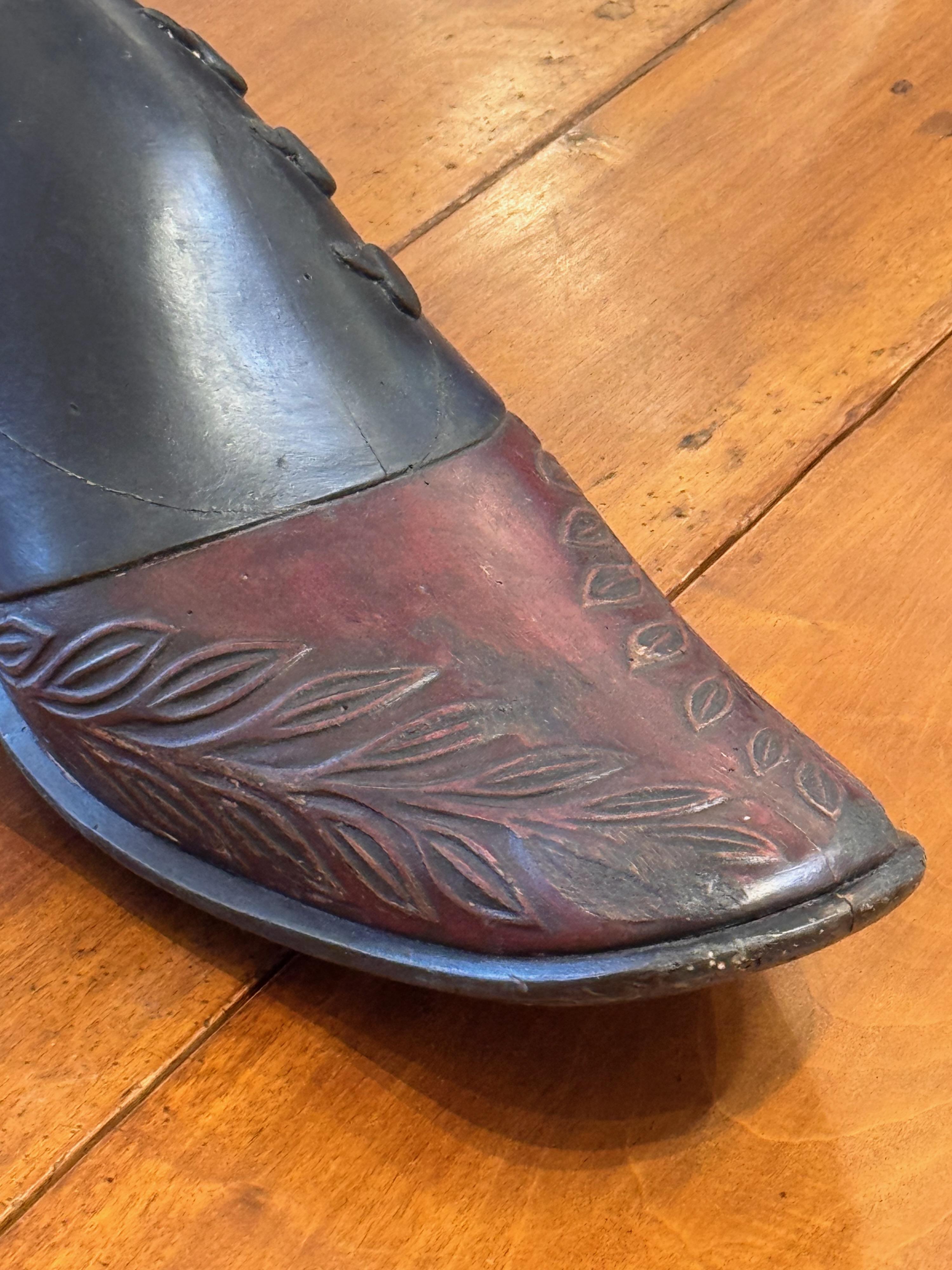 Scarpa intagliata della fine del XIX secolo in vendita 2