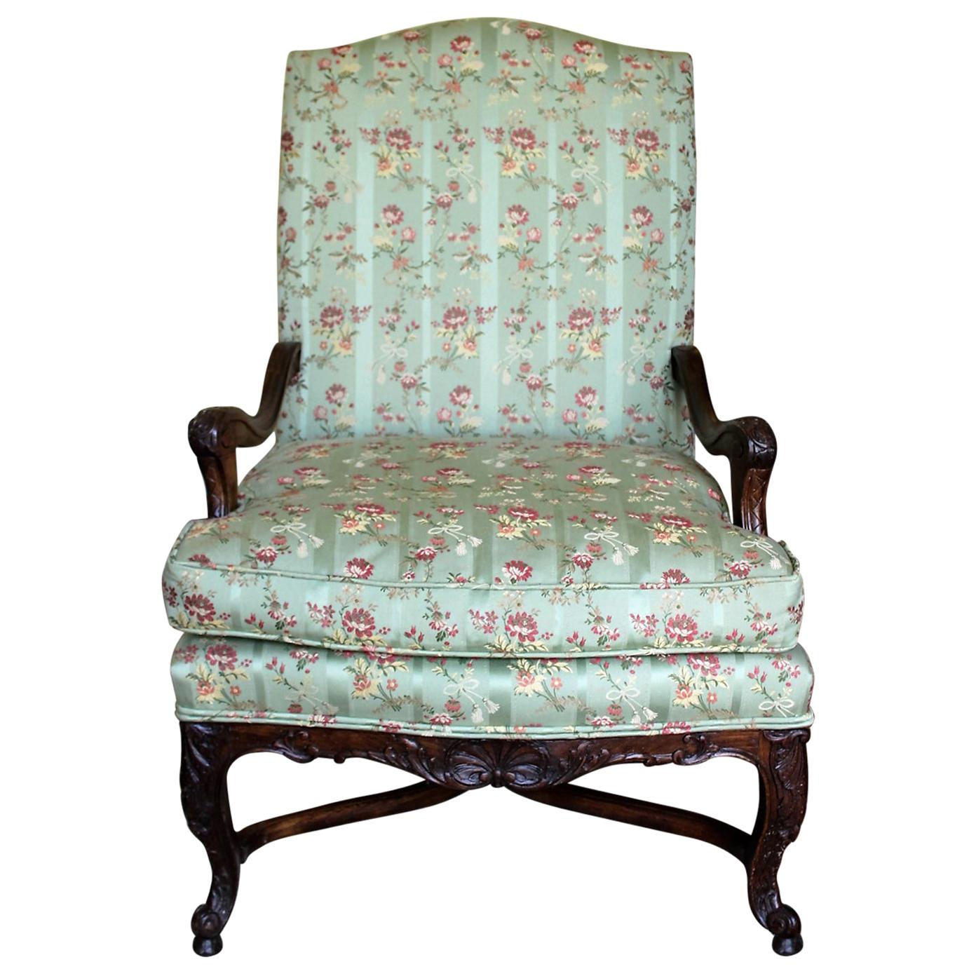 Geschnitzter Sessel aus Nussbaumholz aus dem späten 19. Jahrhundert