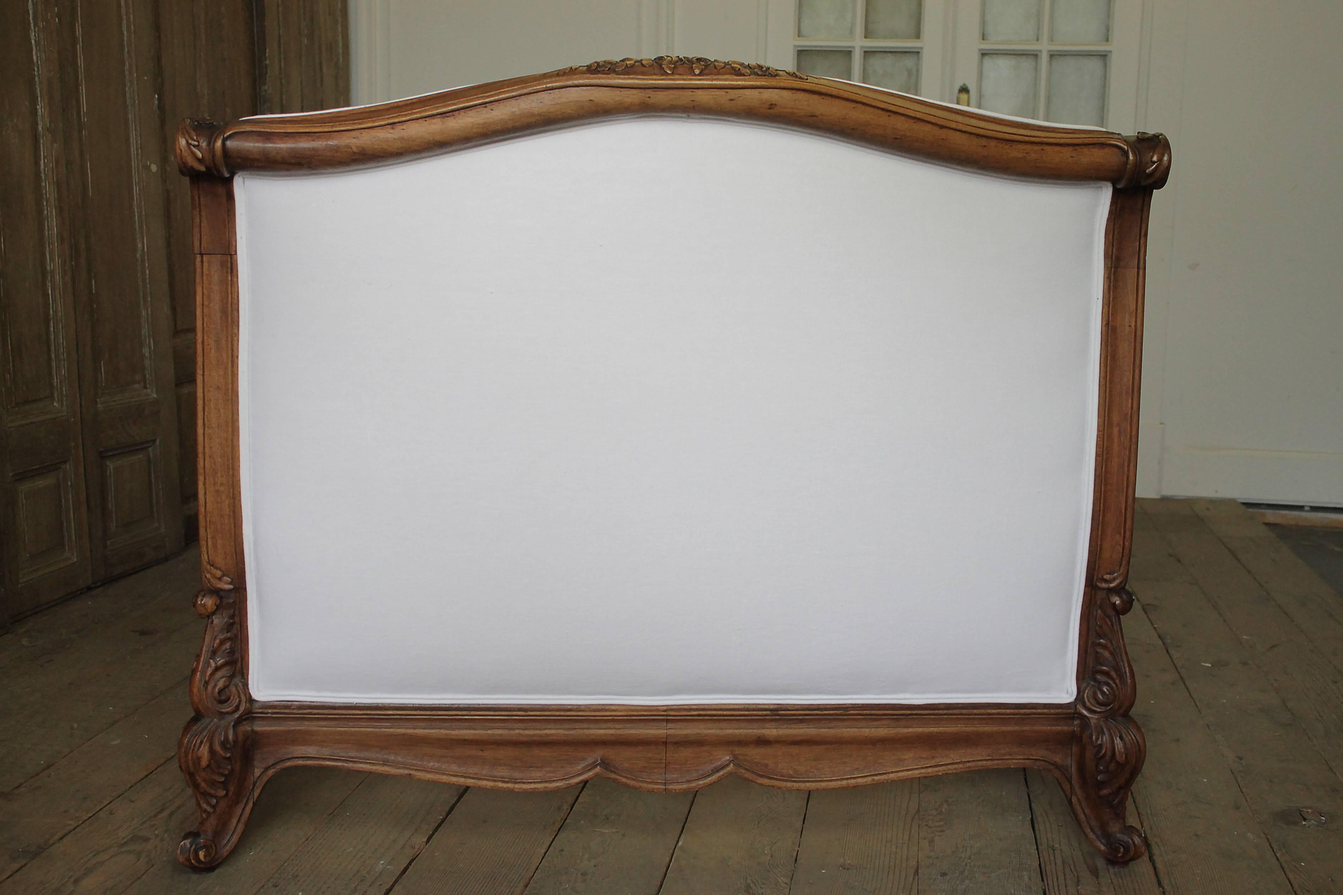 Late 19th Century Carved Walnut Daybed Upholstered in White Belgian Linen 4