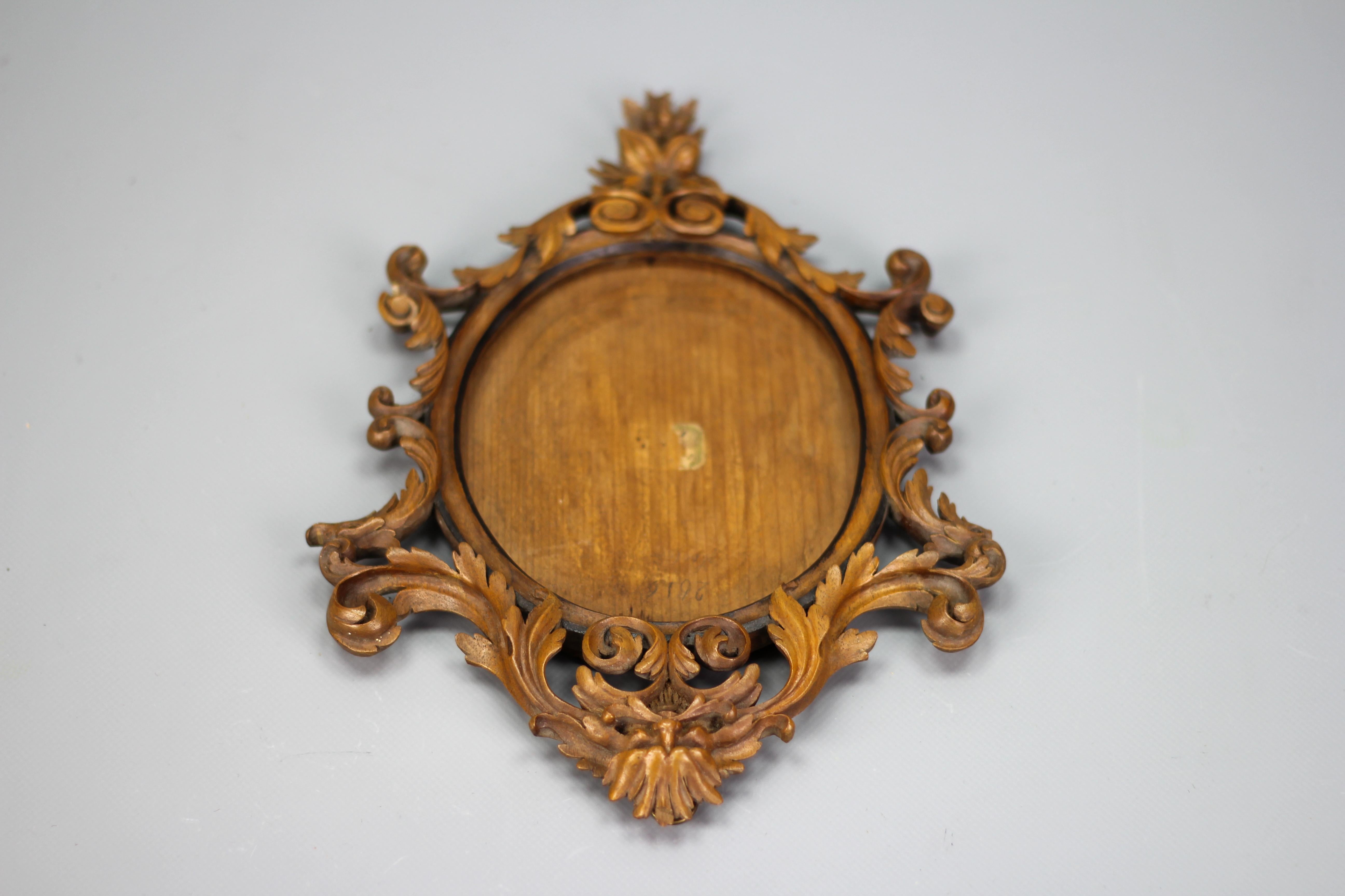 Cadre photo ou miroir ovale en noyer sculpté de la fin du XIXe siècle, France en vente 6