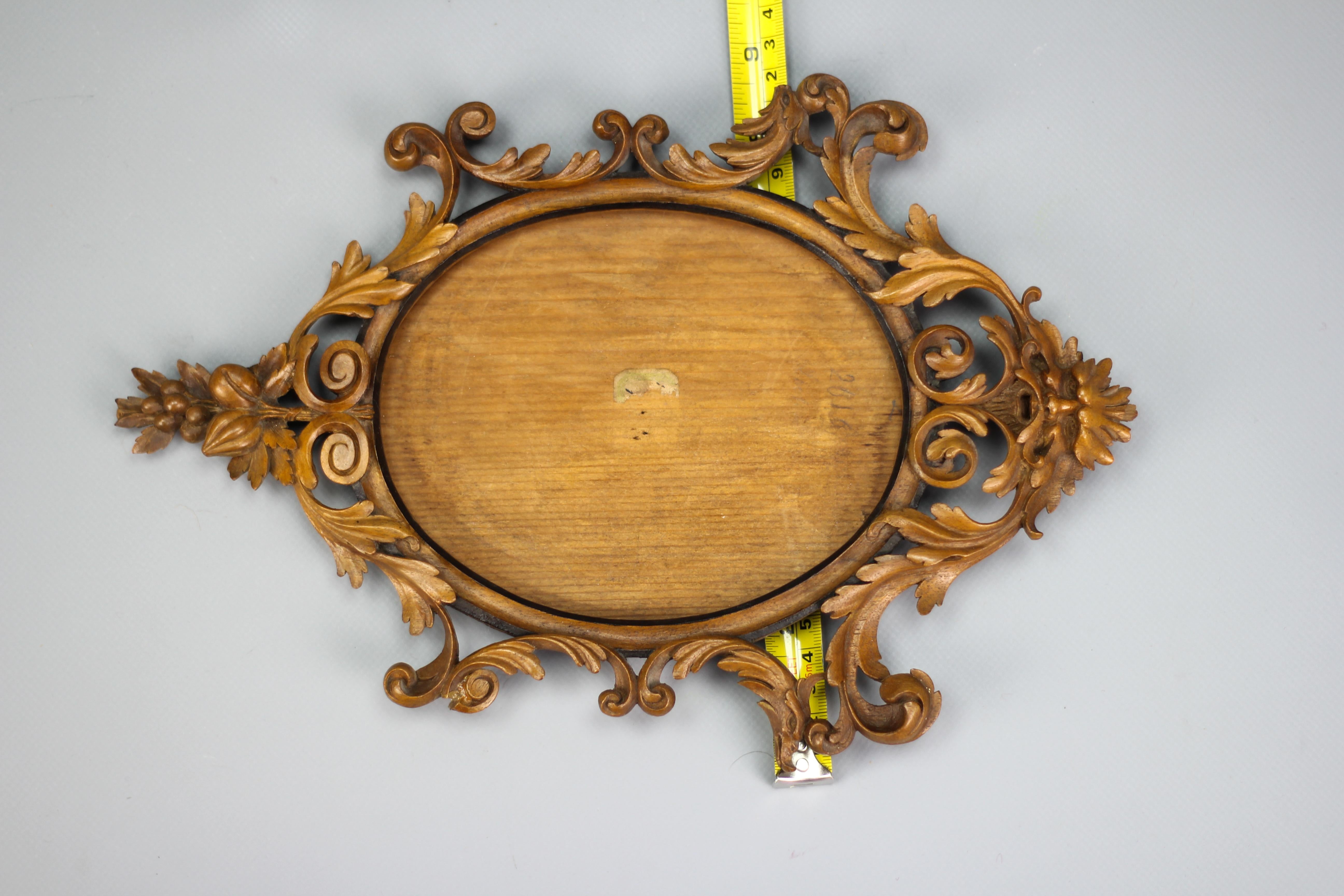 Cadre photo ou miroir ovale en noyer sculpté de la fin du XIXe siècle, France en vente 11