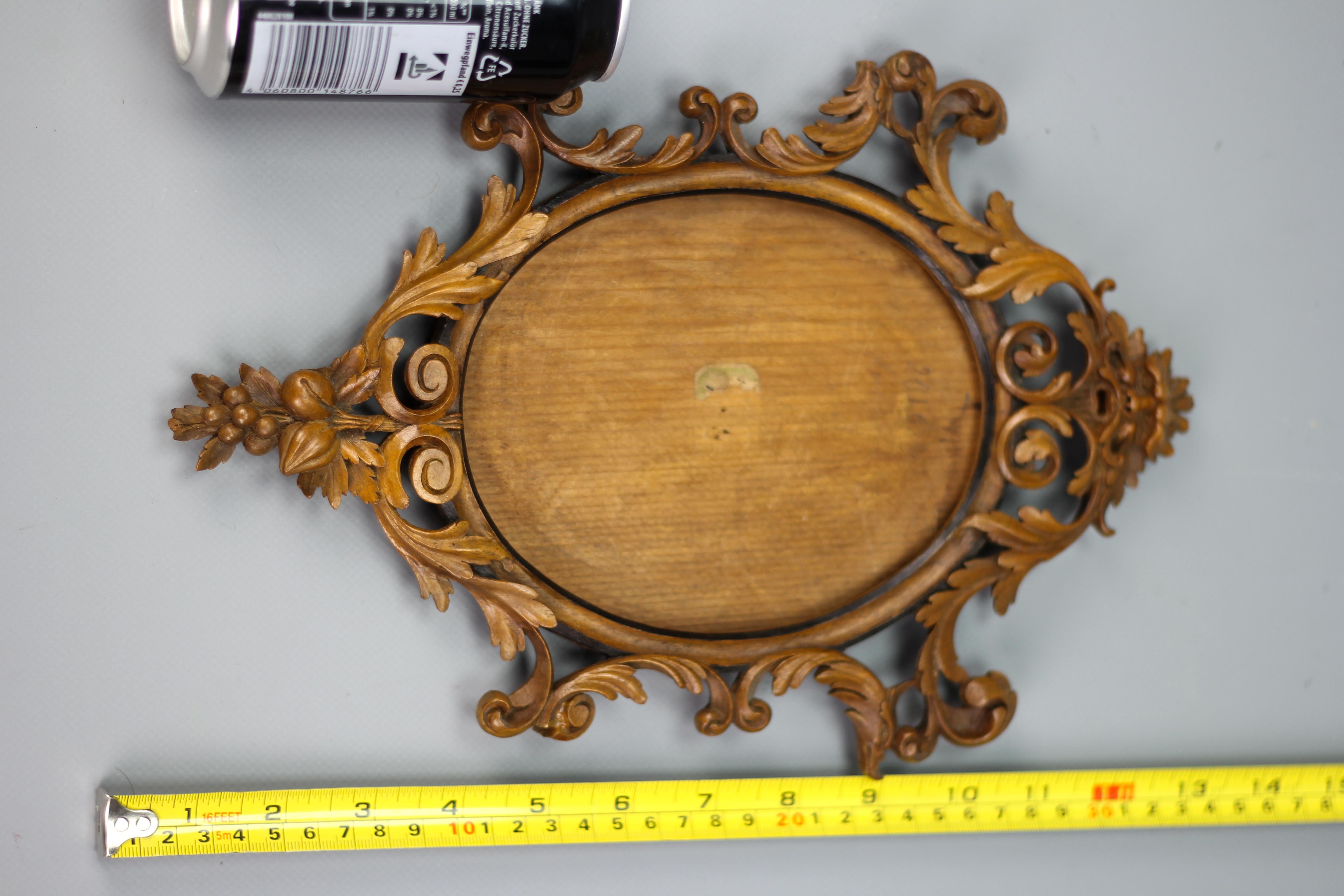 Ovaler Bild- oder Spiegelrahmen aus geschnitztem Nussbaumholz, Frankreich, spätes 19. Jahrhundert im Angebot 13