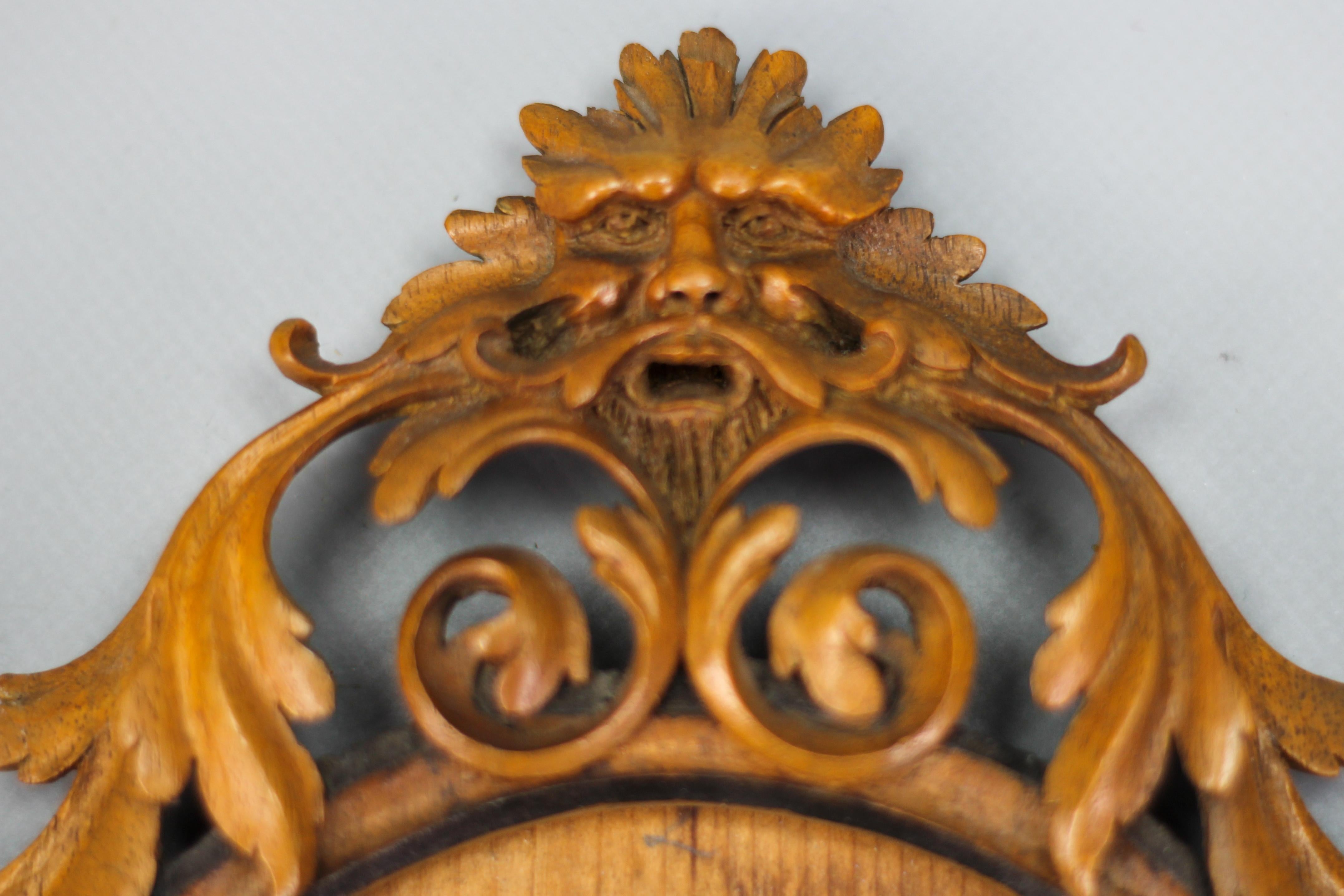 Ovaler Bild- oder Spiegelrahmen aus geschnitztem Nussbaumholz, Frankreich, spätes 19. Jahrhundert (Neorenaissance) im Angebot