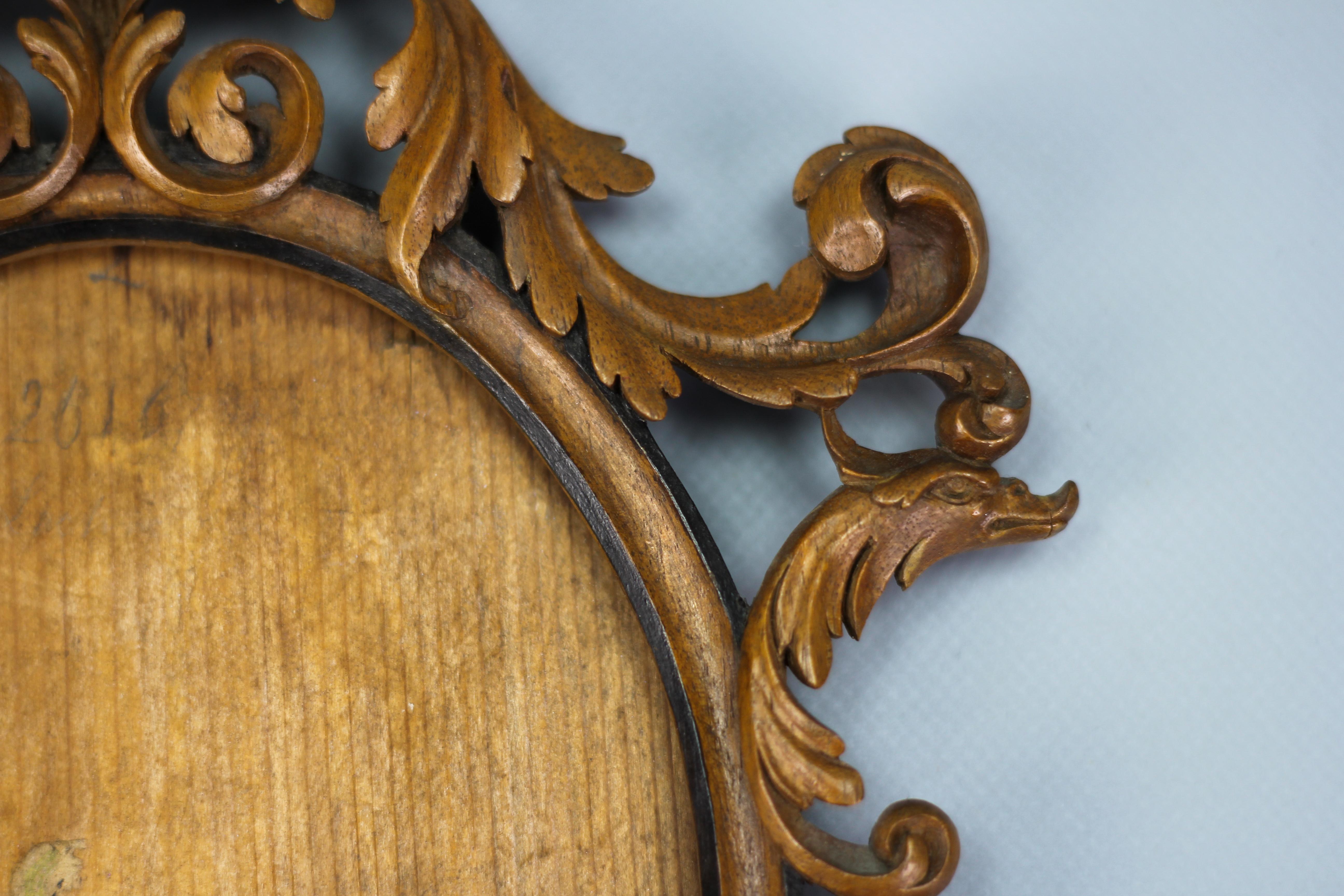 Ovaler Bild- oder Spiegelrahmen aus geschnitztem Nussbaumholz, Frankreich, spätes 19. Jahrhundert (Französisch) im Angebot