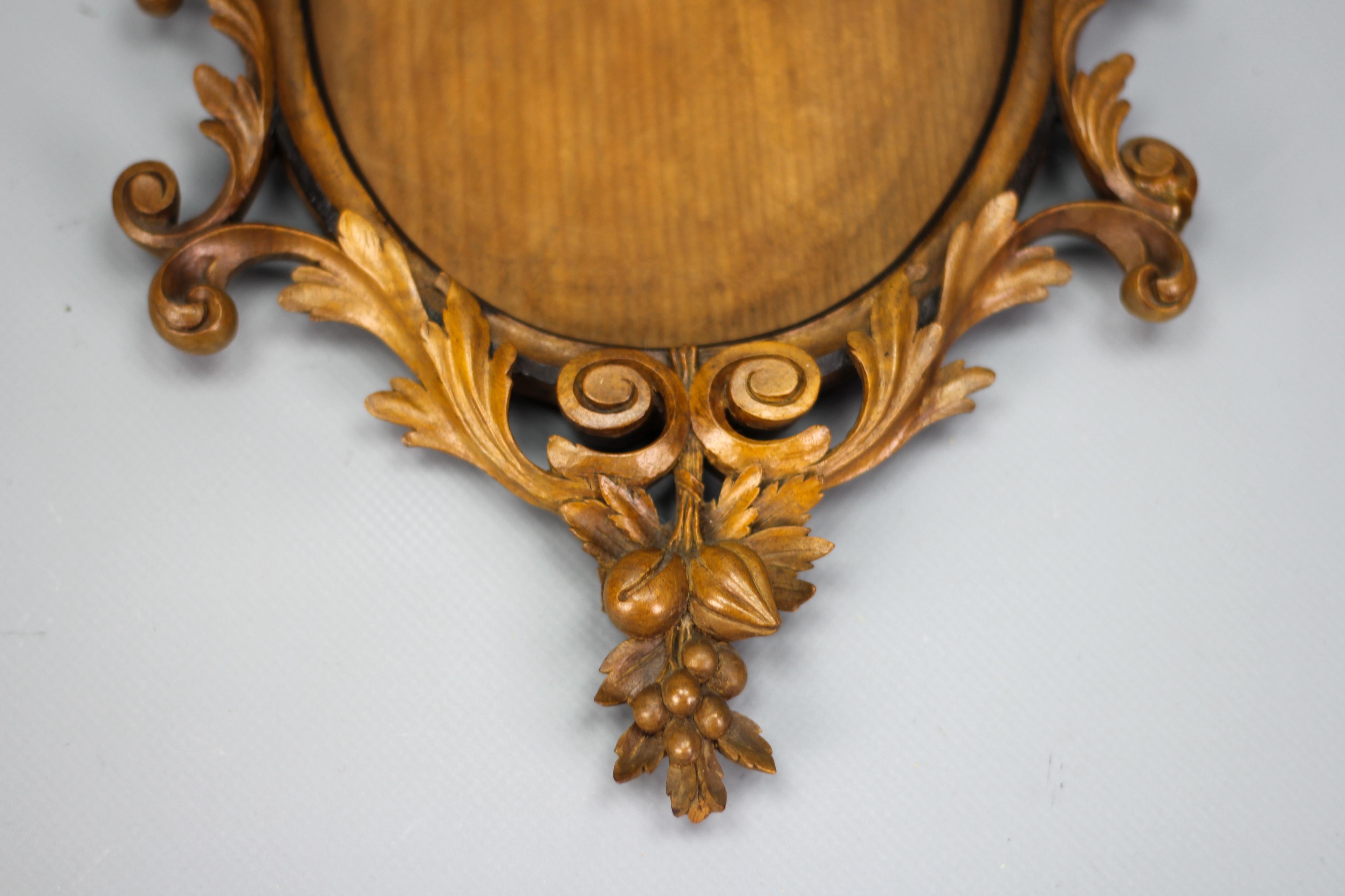 Noyer Cadre photo ou miroir ovale en noyer sculpté de la fin du XIXe siècle, France en vente