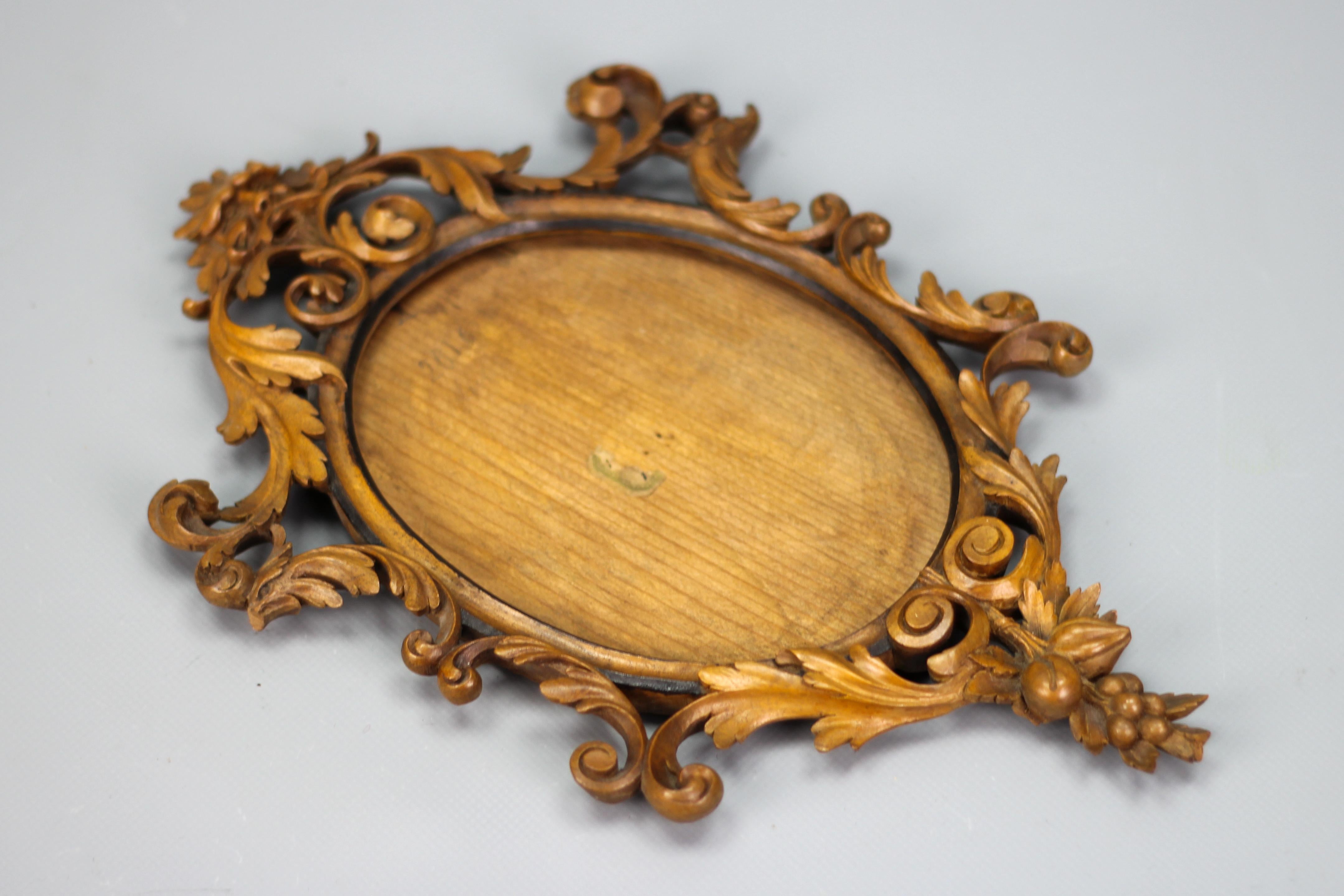 Ovaler Bild- oder Spiegelrahmen aus geschnitztem Nussbaumholz, Frankreich, spätes 19. Jahrhundert im Angebot 3