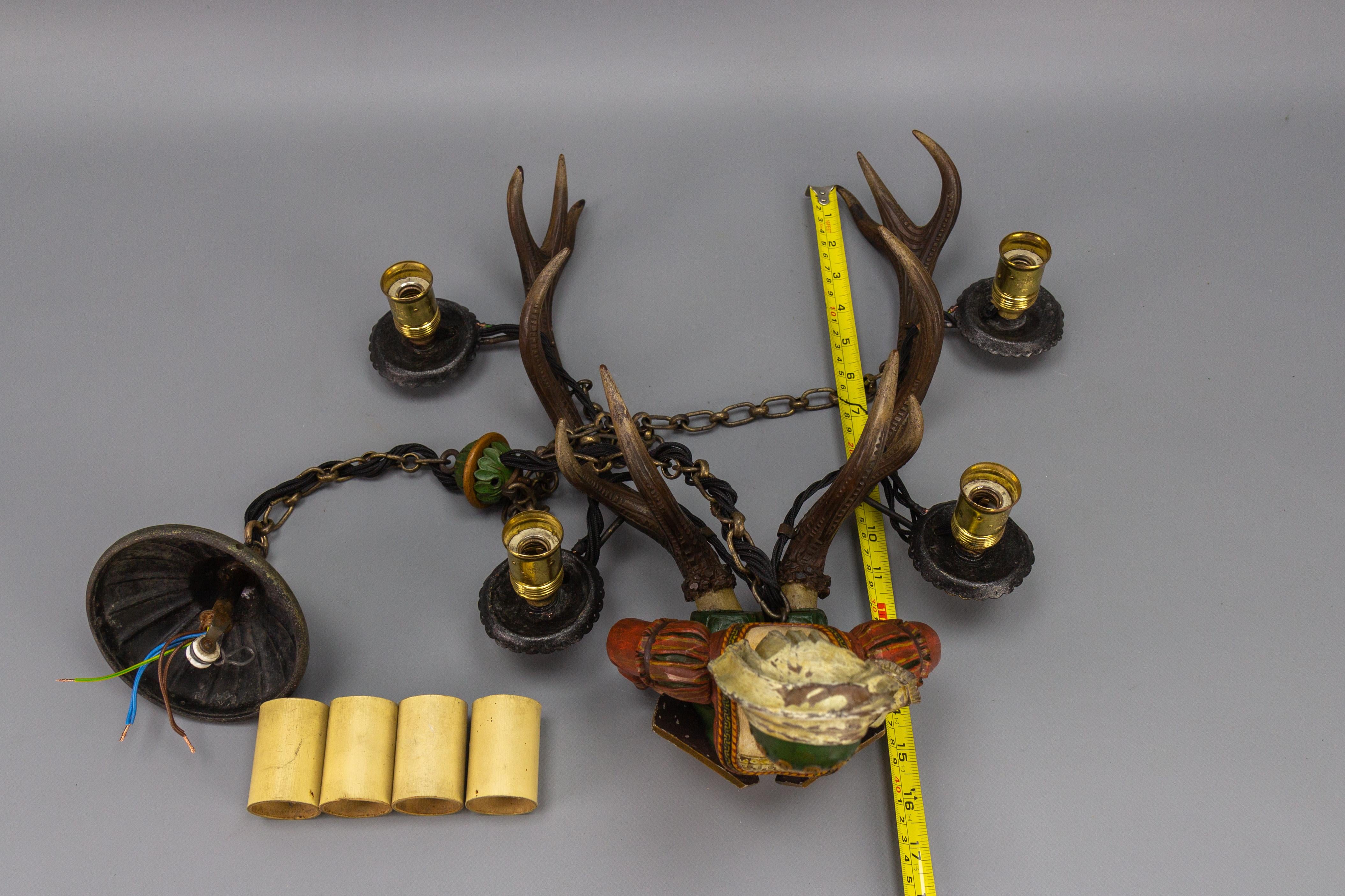 Lüsterweibchen aus geschnitztem Holz des späten 19. Jahrhunderts, vier Lichter im Angebot 9
