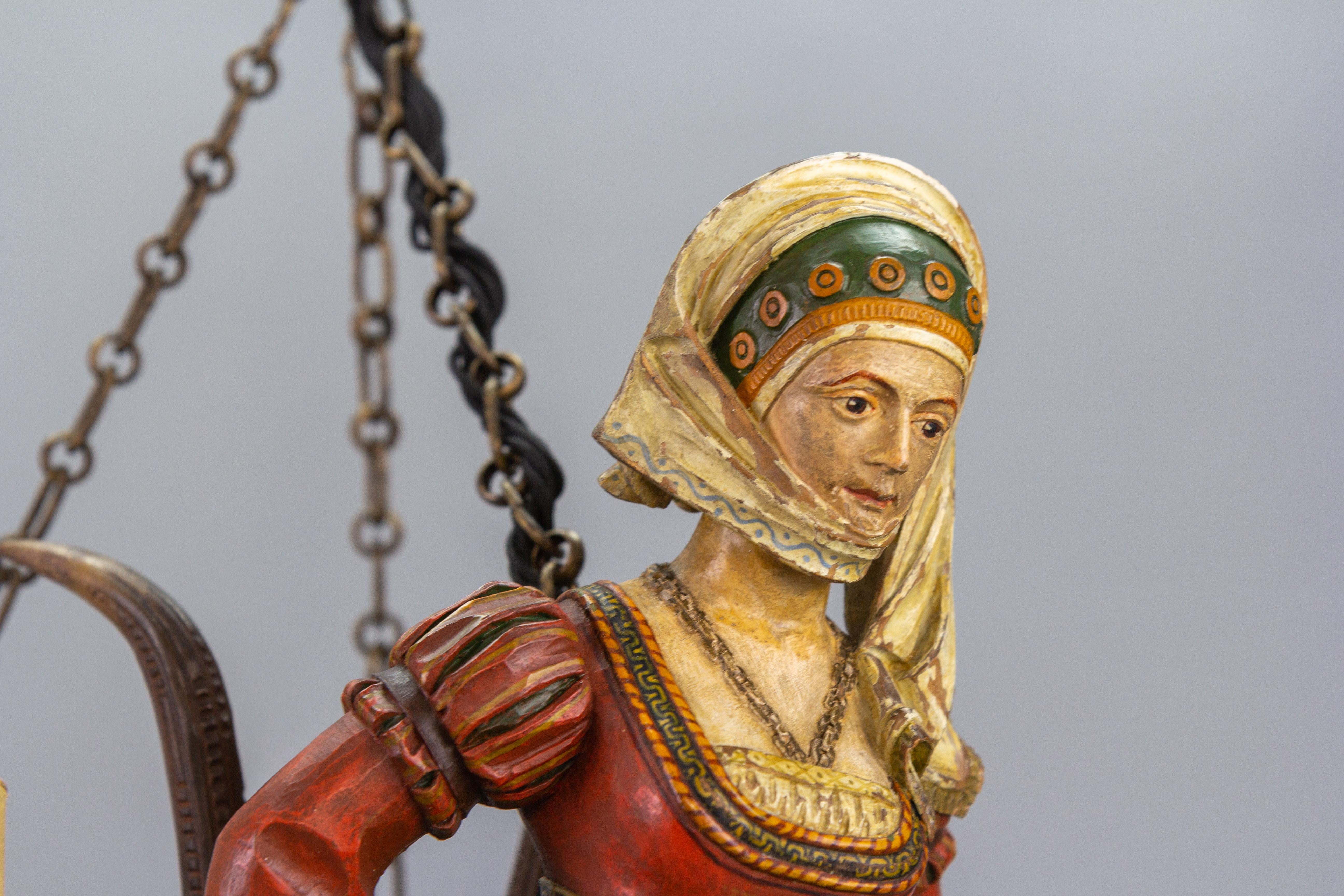 Médiéval Fin du XIXe siècle, lustre à quatre lumières en bois sculpté Lüsterweibchen en vente