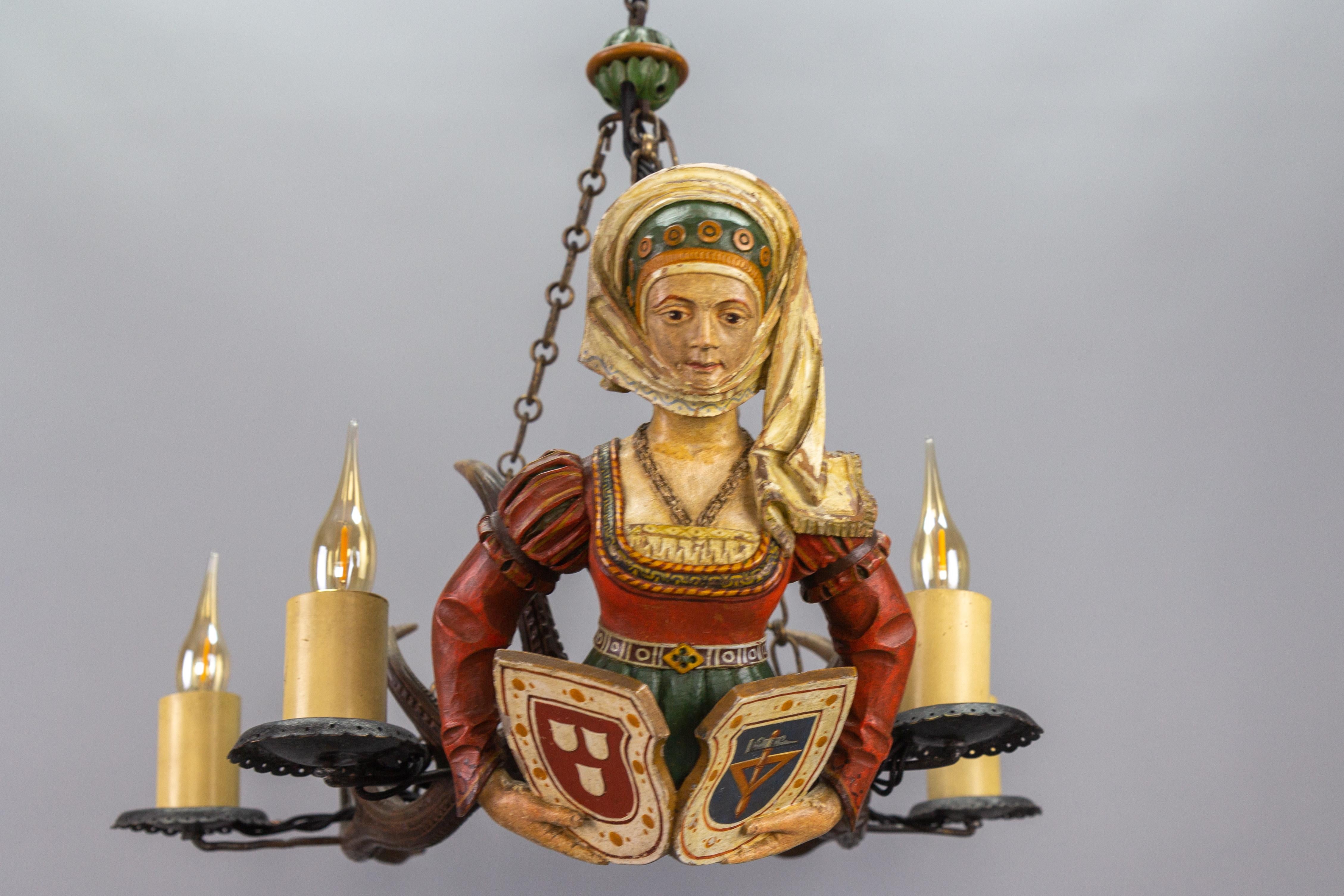 Allemand Fin du XIXe siècle, lustre à quatre lumières en bois sculpté Lüsterweibchen en vente