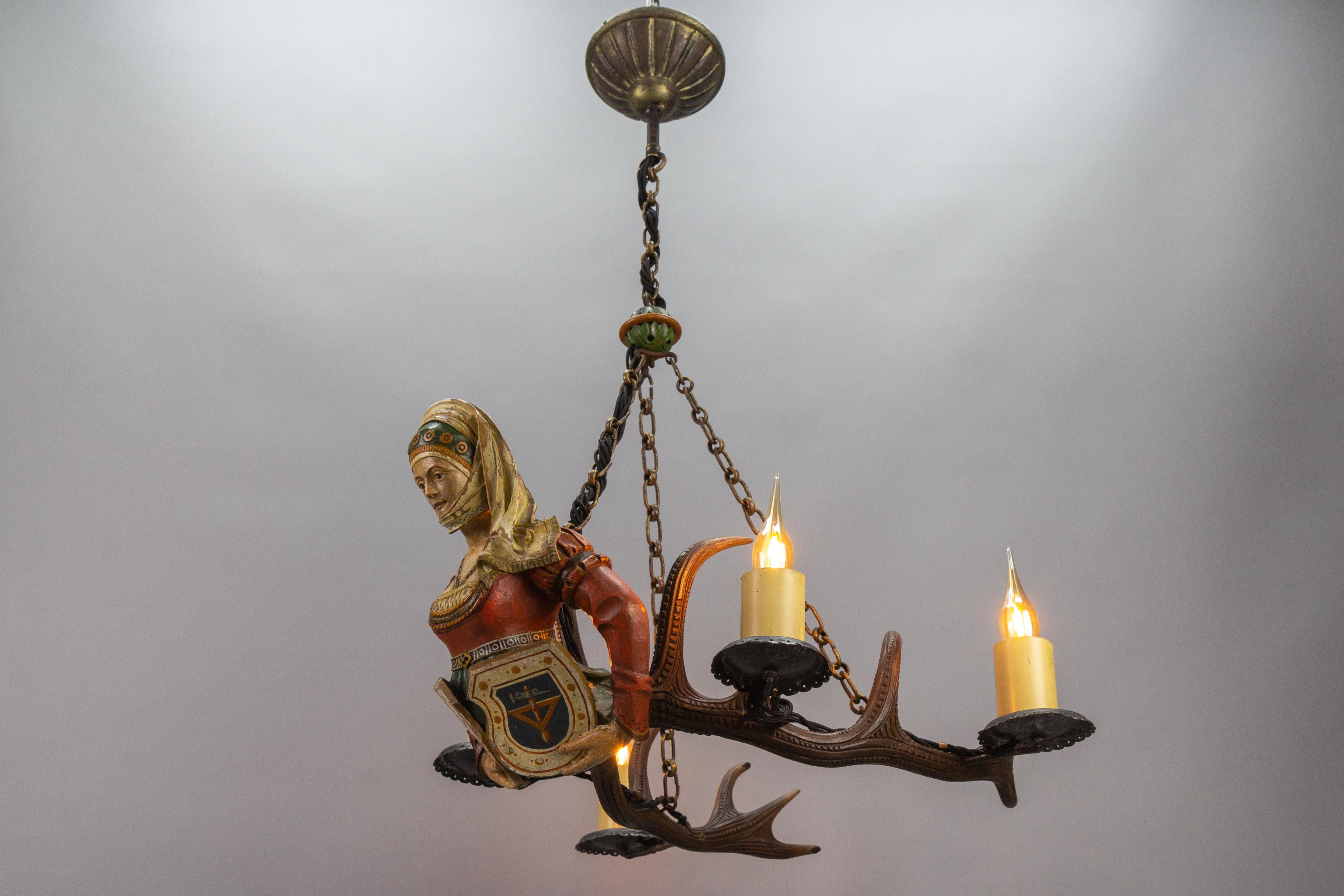 Laiton Fin du XIXe siècle, lustre à quatre lumières en bois sculpté Lüsterweibchen en vente