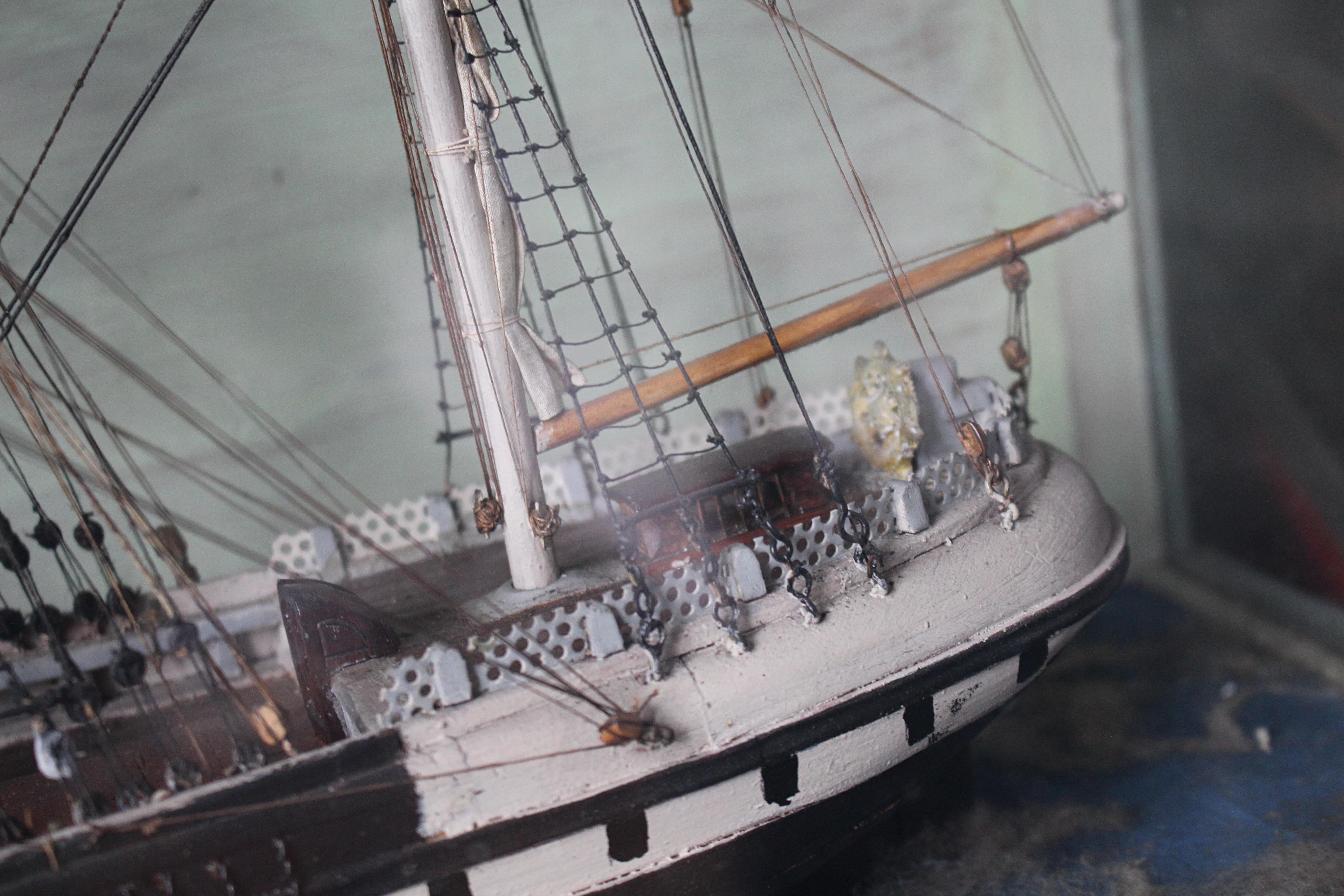 Verre brun Vase à voile britannique en caisse de la fin du 19ème siècle Folk Art Maritime en vente