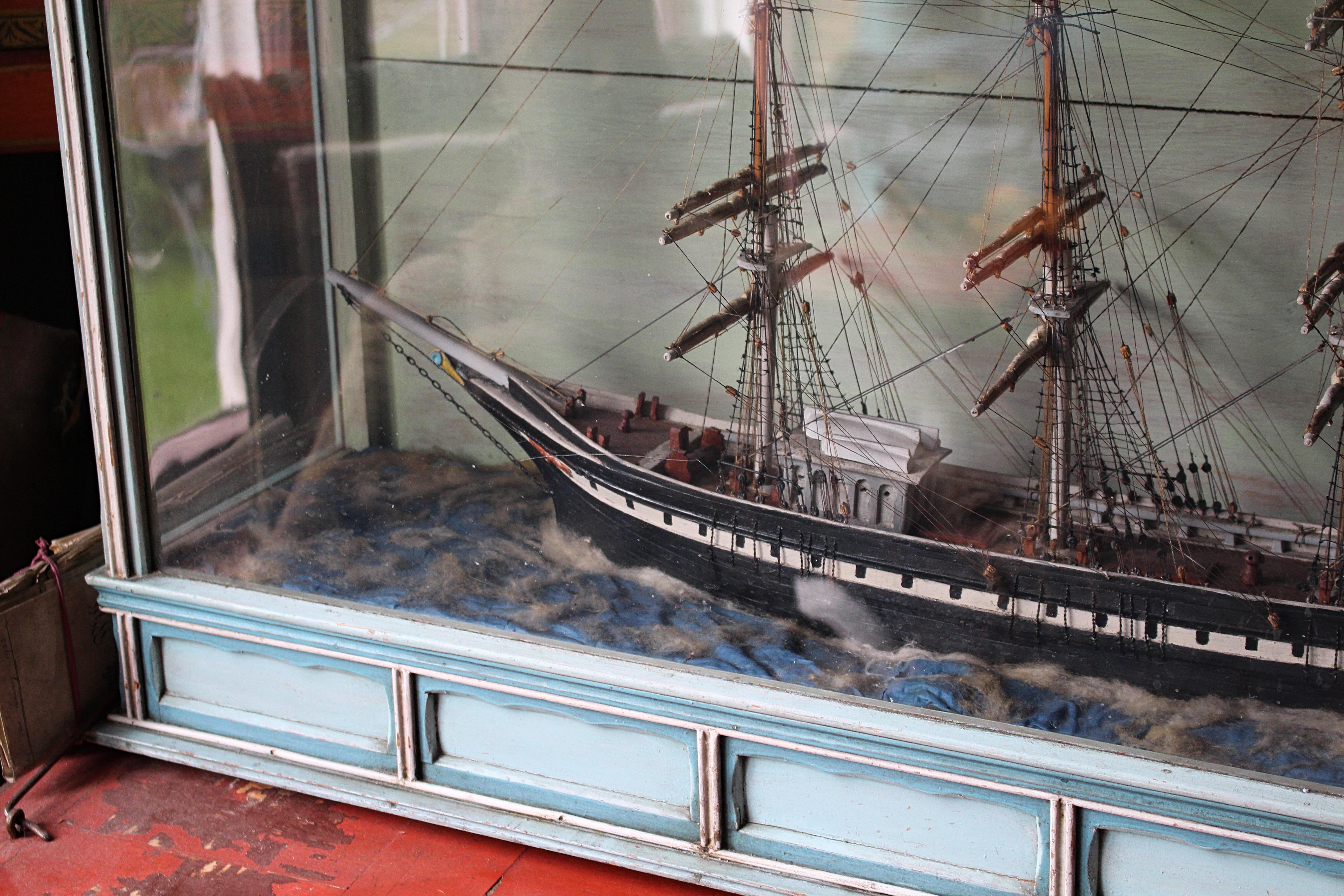 Vase à voile britannique en caisse de la fin du 19ème siècle Folk Art Maritime en vente 1