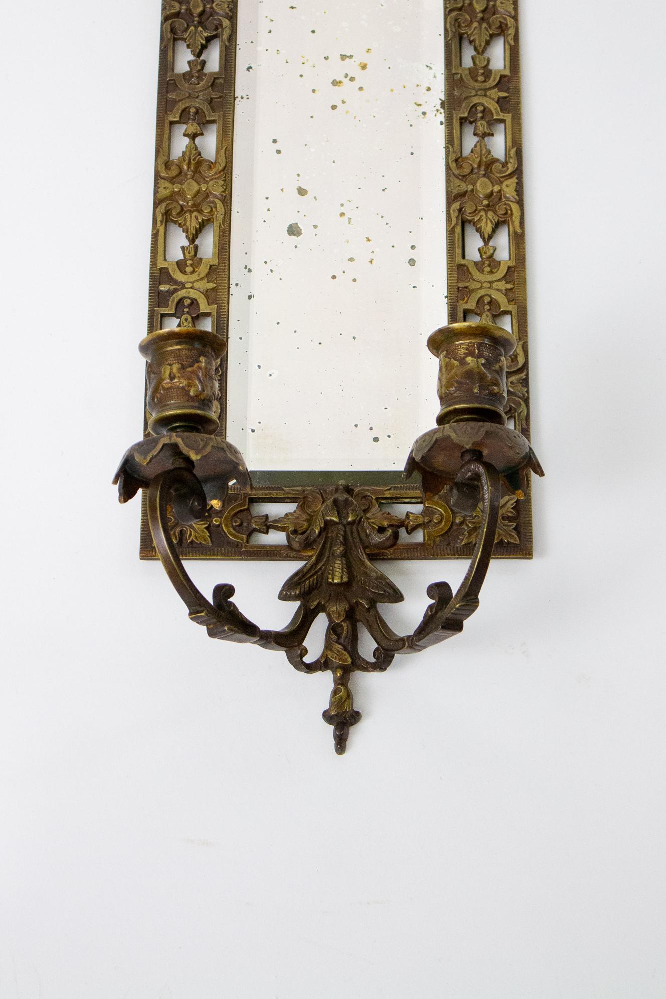 Victorien Applique à bougie victorienne en laiton moulé avec miroir de la fin du XIXe siècle en vente