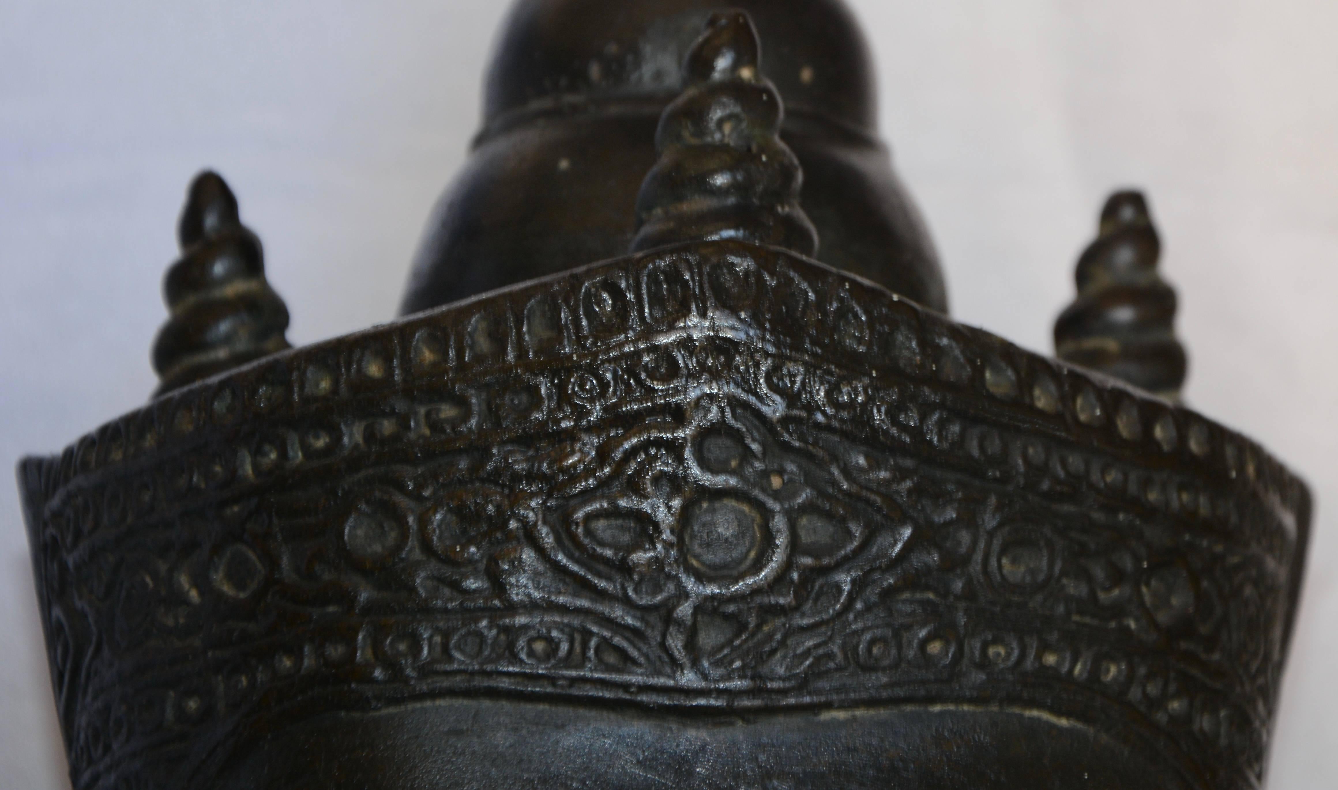 Thai Cast Bronze Bust of Buddha on Wooden Base, Late 18th Century For Sale