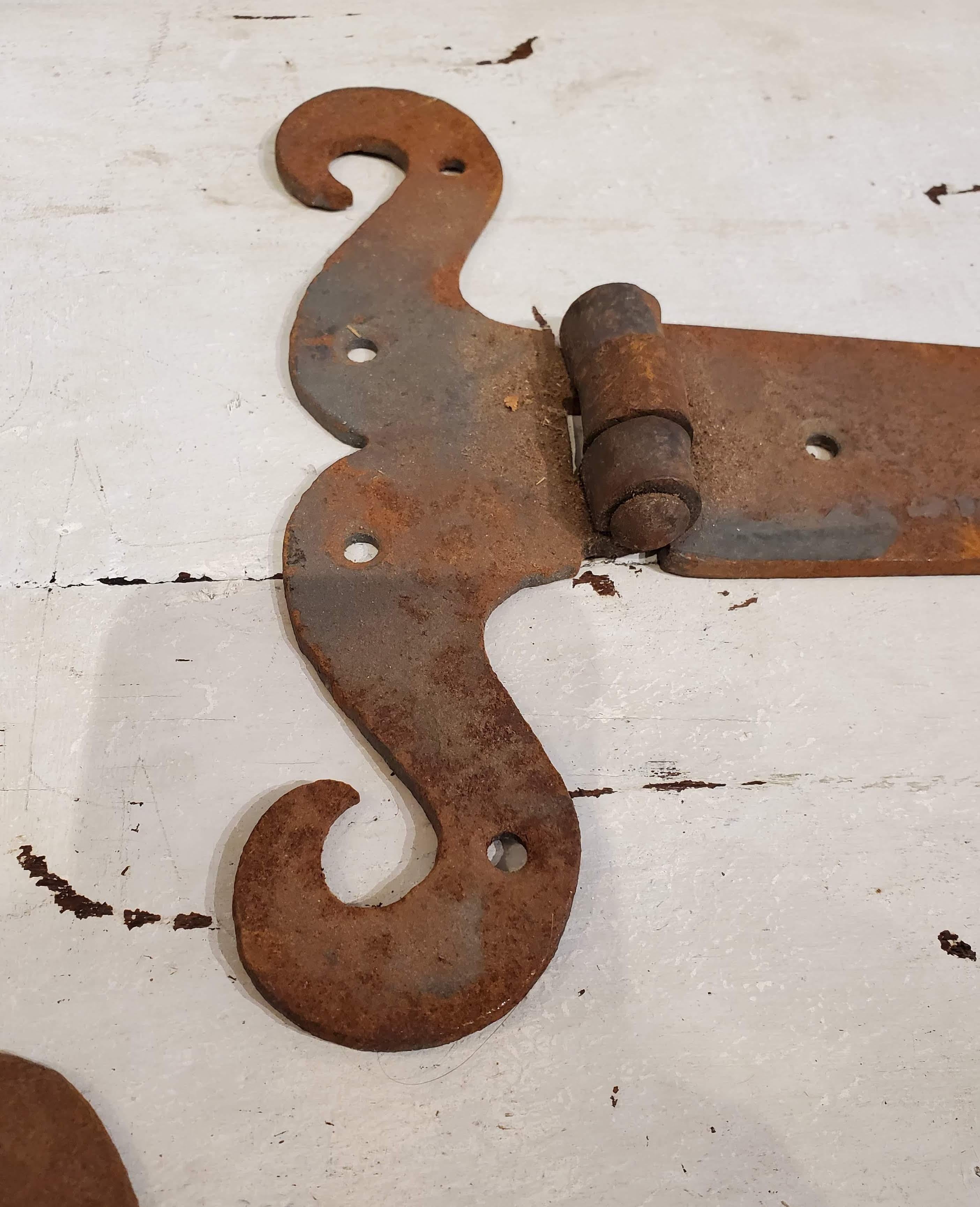 These sturdy 19th century cast iron hand wrought hinges would be a lovely addition to any large door, perhaps a decorative barn door or just hang on the wall for a lovely decorative feature for any home.
France, 1890.
Measure: 22