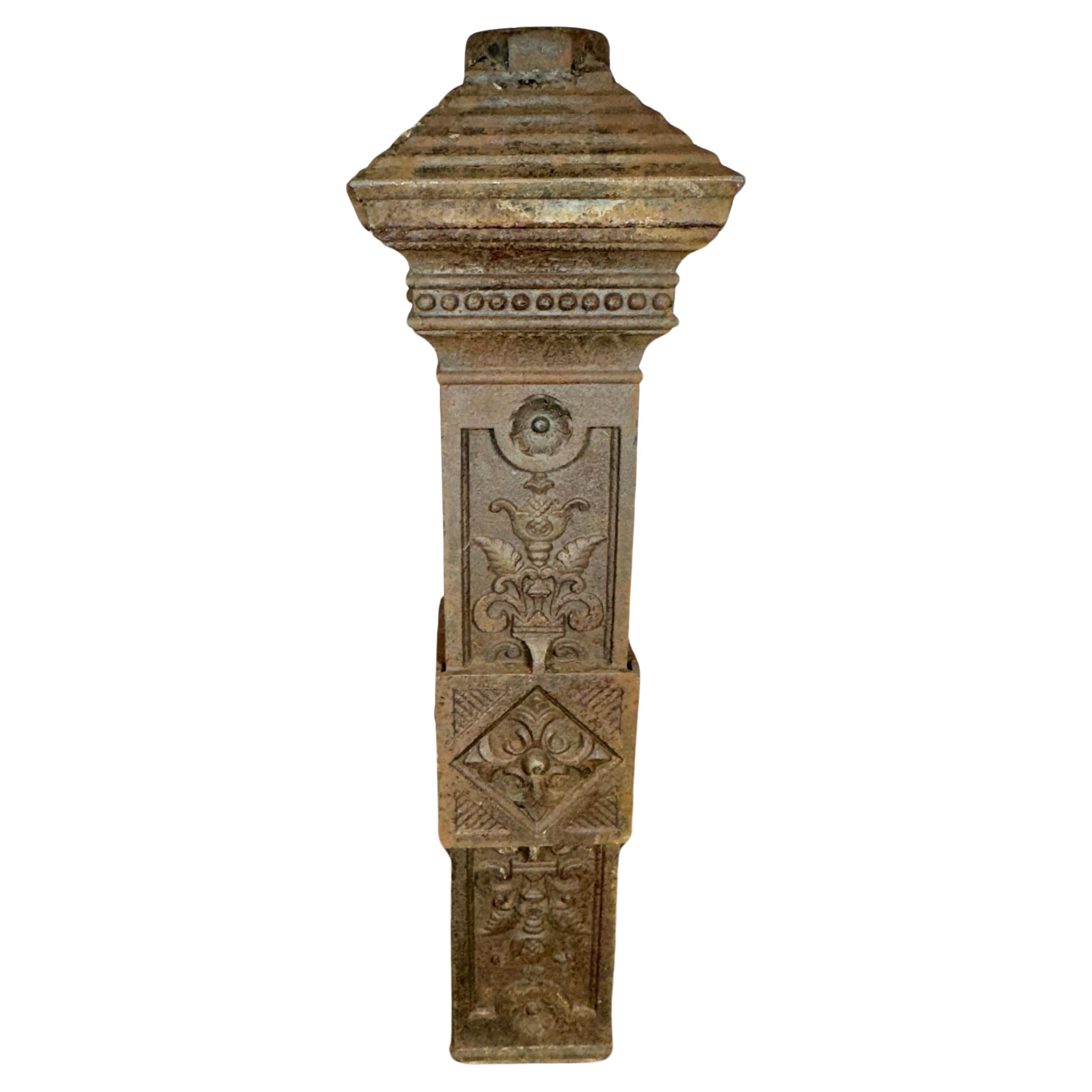 Lampe aus Gusseisen, Postsockel, schweres dekoratives Blumenrelief, spätes 19. Jahrhundert
