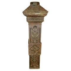 Lampe aus Gusseisen, Postsockel, schweres dekoratives Blumenrelief, spätes 19. Jahrhundert