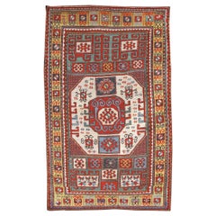 Karachopf Kazak aus dem Kaukasus des späten 19. Jahrhunderts mit großem weißem Medaillon