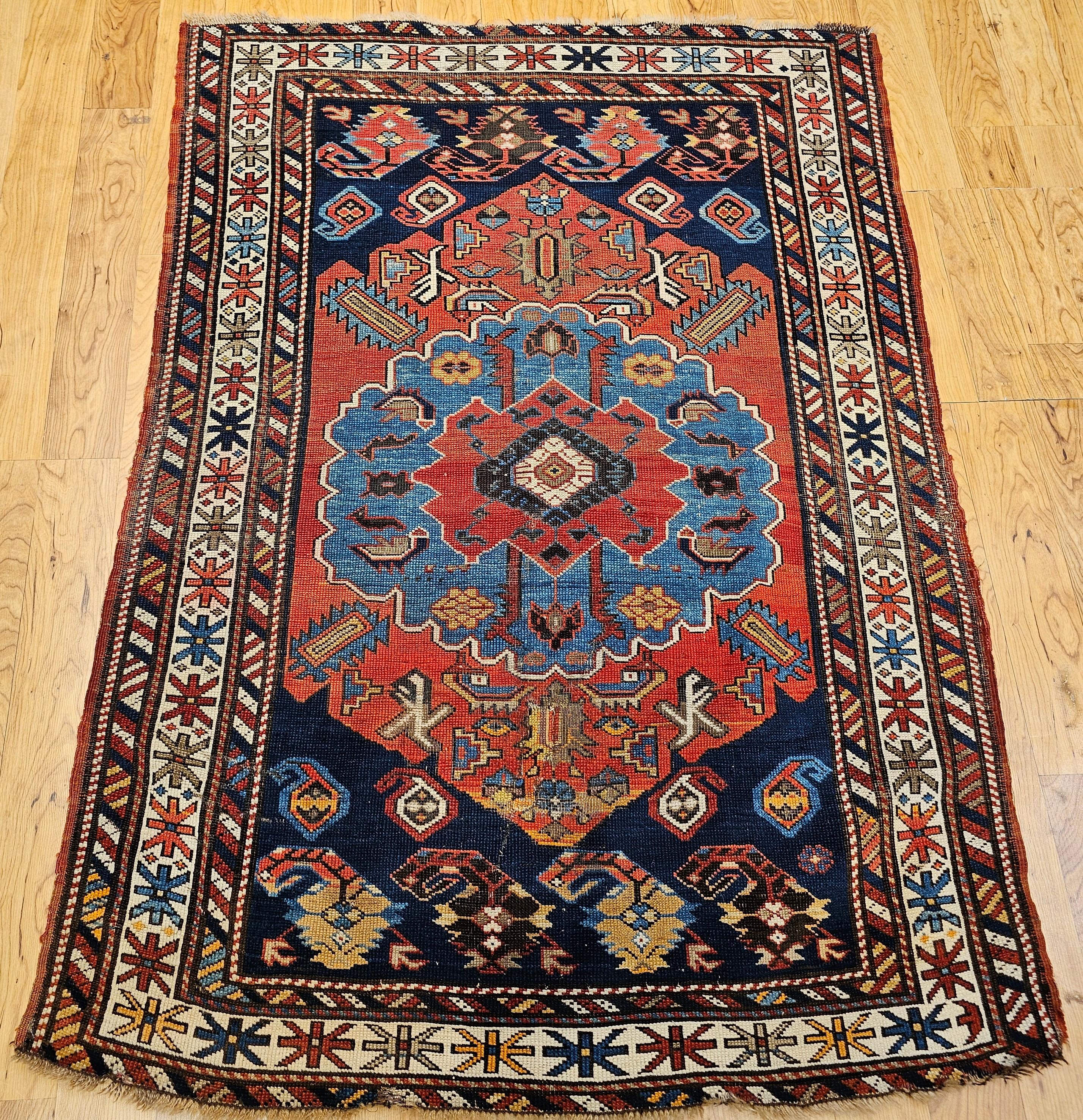Extraordinaria alfombra kazaka de finales del siglo XIX, famosa por su diseño de medallón excepcionalmente raro y visualmente sorprendente. Inspirada en las icónicas alfombras Bakhshish y Serapi del noroeste de Persia, esta pieza encarna las ricas