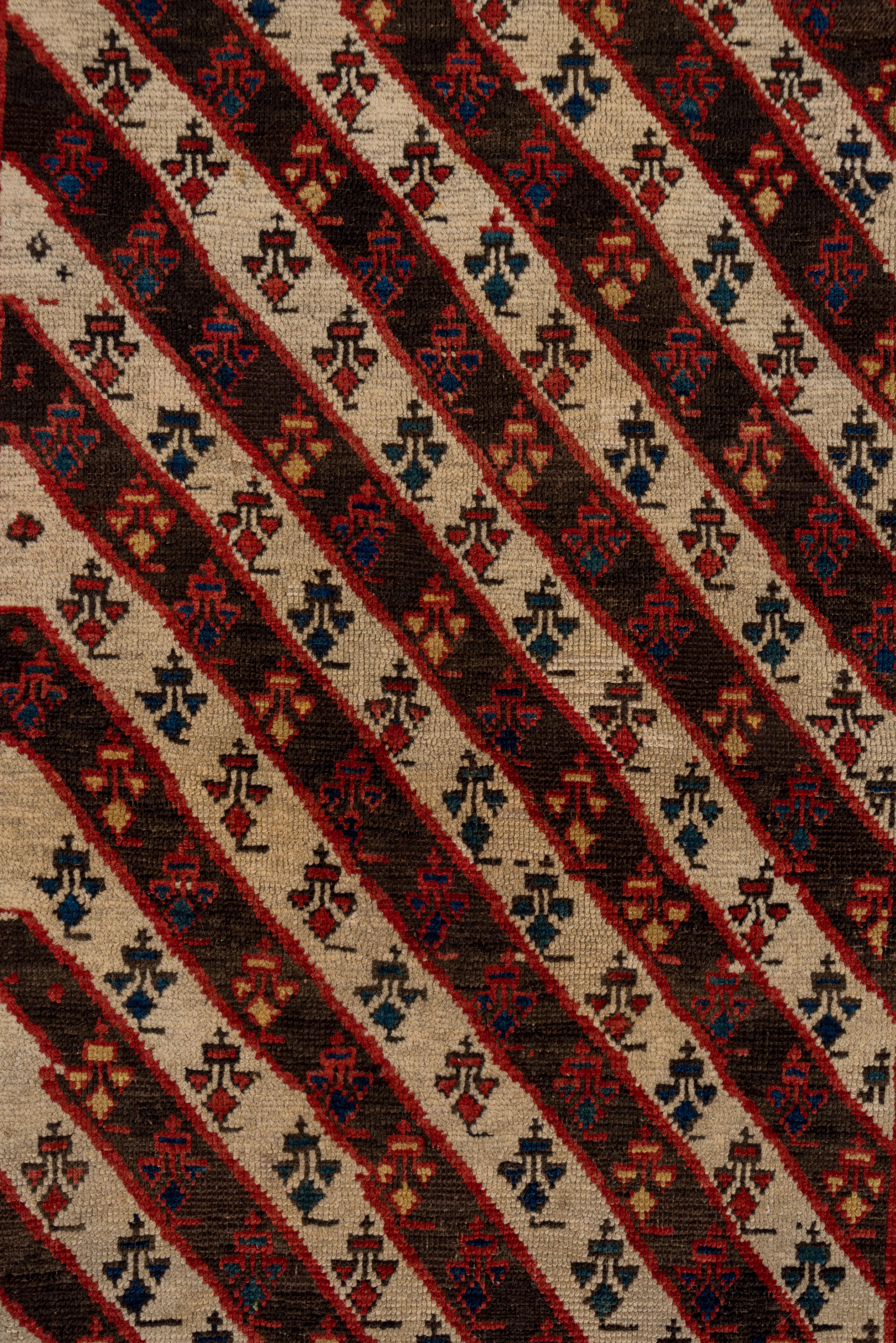 Noué à la main Tapis caucasien Kazak de la fin du XIXe siècle, motif à rayures diagonales, vers les années 1890 en vente