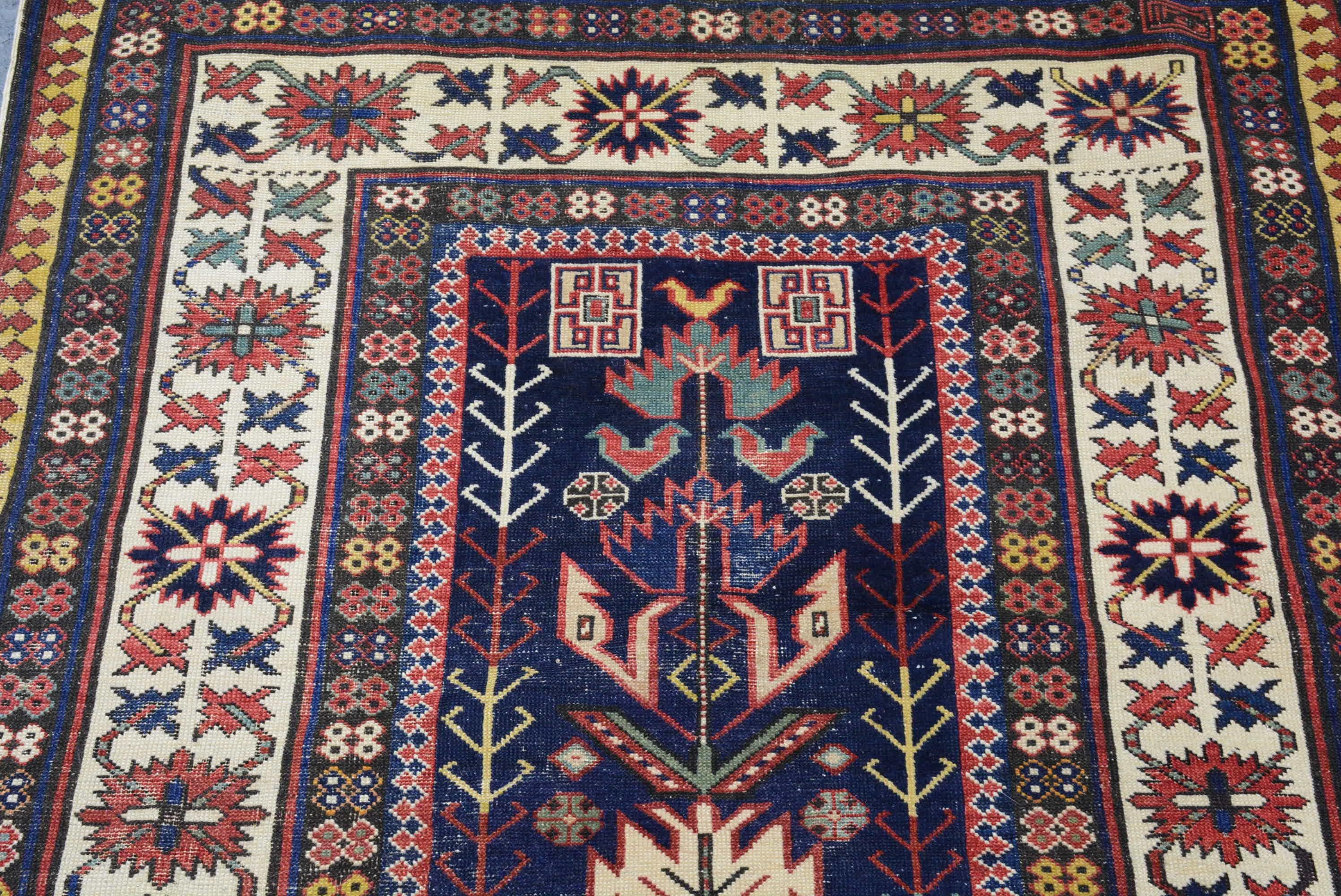 Kuba est le plus grand centre de tissage de tapis de la région du Caucase. Située dans le nord-est, près de la mer Caspienne, cette région est connue pour sa production de tapis à densité moyenne, avec des piles basses sur des fondations solides.