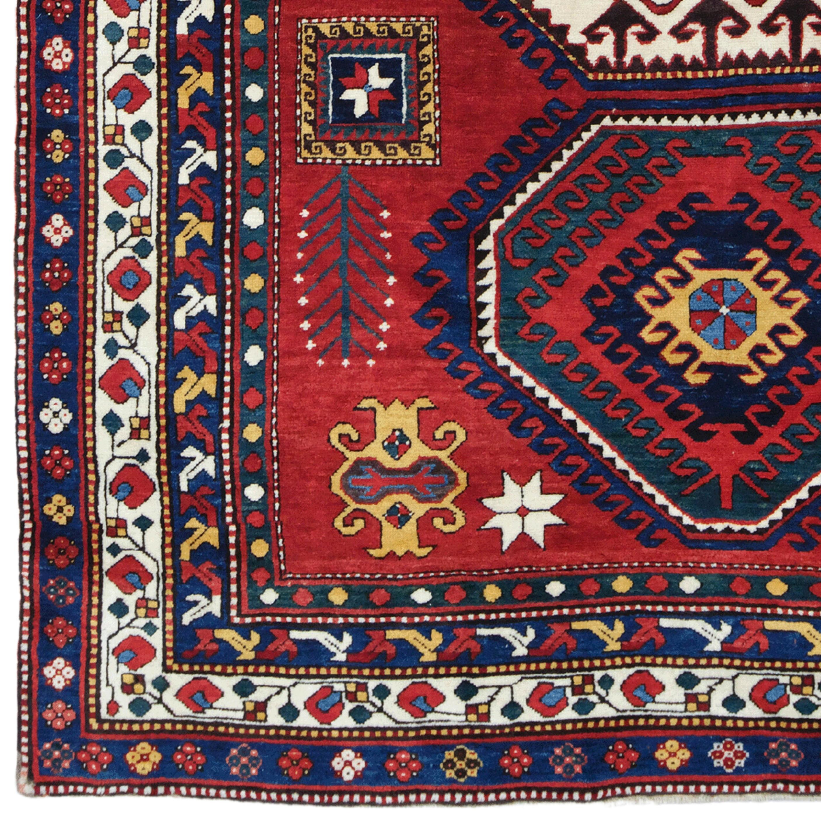 Esta alfombra antigua Lori Pambak es una pieza rara y valiosa de finales del siglo XIX. Esta alfombra, exclusiva de la región de Lori-Pambak, en el Cáucaso, llama la atención por su rico patrimonio cultural y su artesanía. El gran motivo octogonal