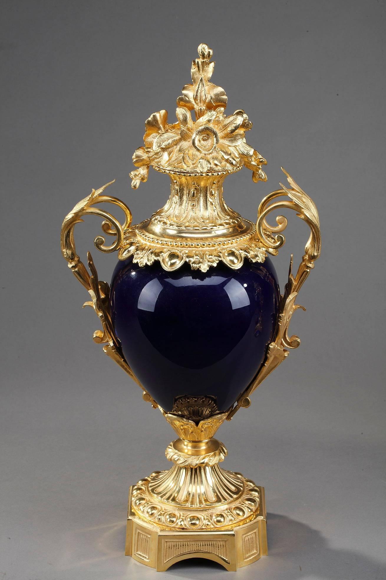 Late 19th Century Centerpiece Vases with Ormolu Mounts In Good Condition In Paris, FR