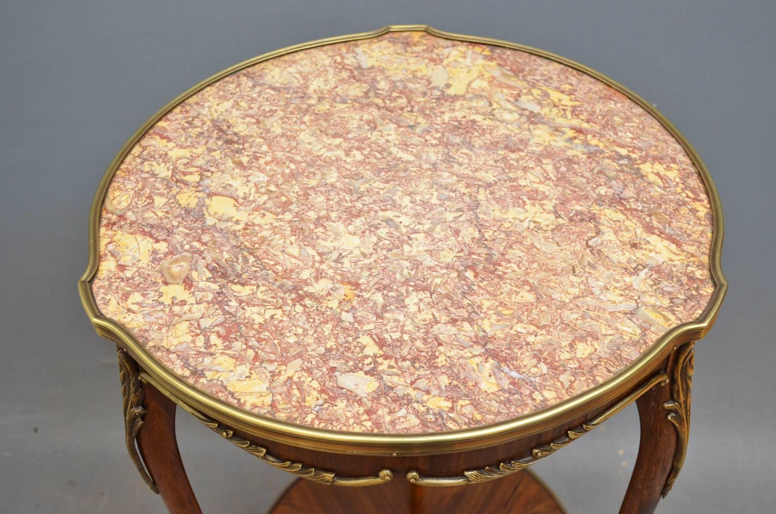 K0325, élégante table d'appoint en palissandre du XIXe siècle, avec plateau en marbre d'origine et frise façonnée avec bordure en laiton et trois pieds cabriole avec décoration en bronze doré réunis par un sous-palier façonné. Cette table ancienne a