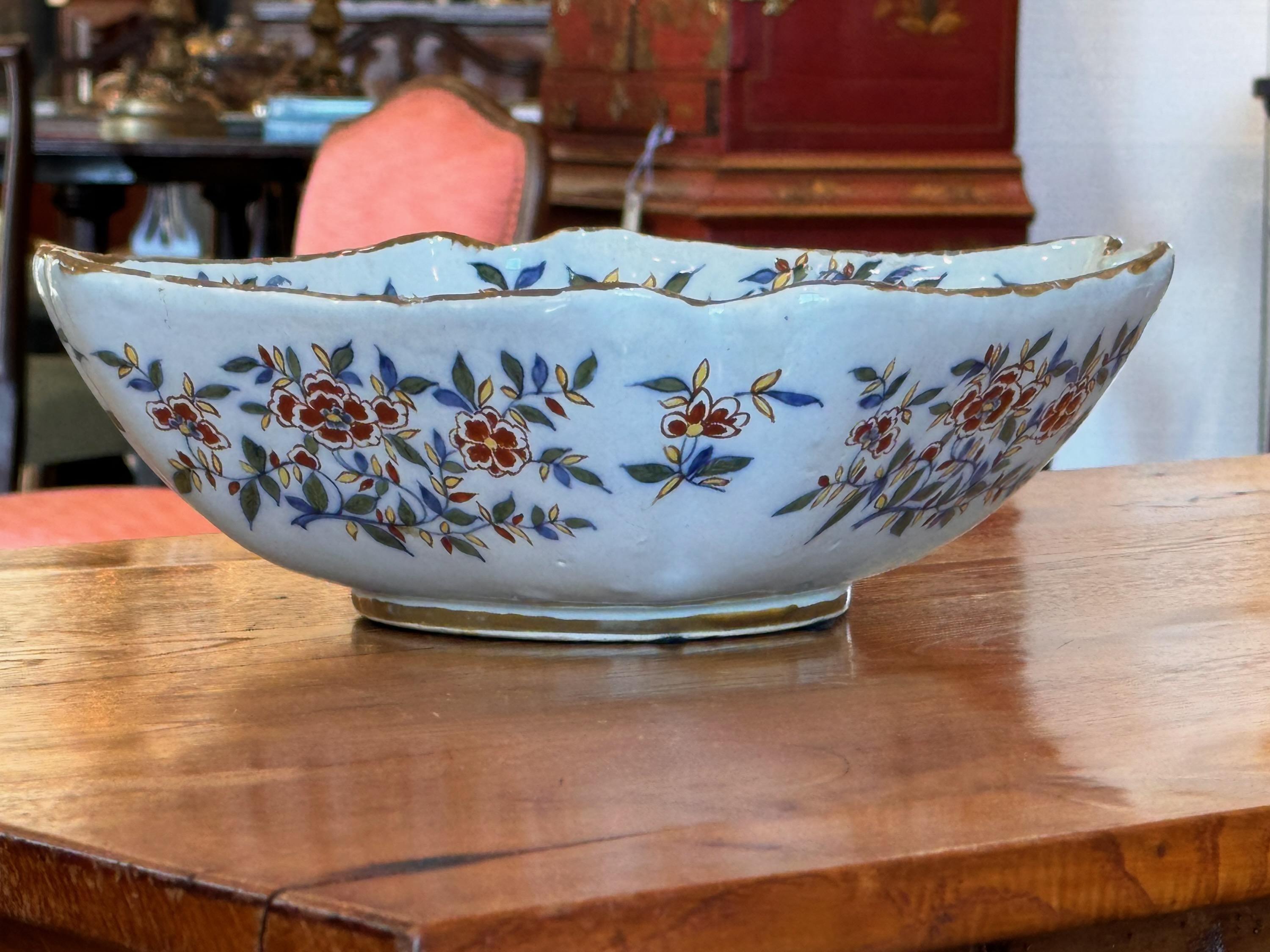 A beautiful bowl with Asian decoration. Perfect for hall table to hold those keys.