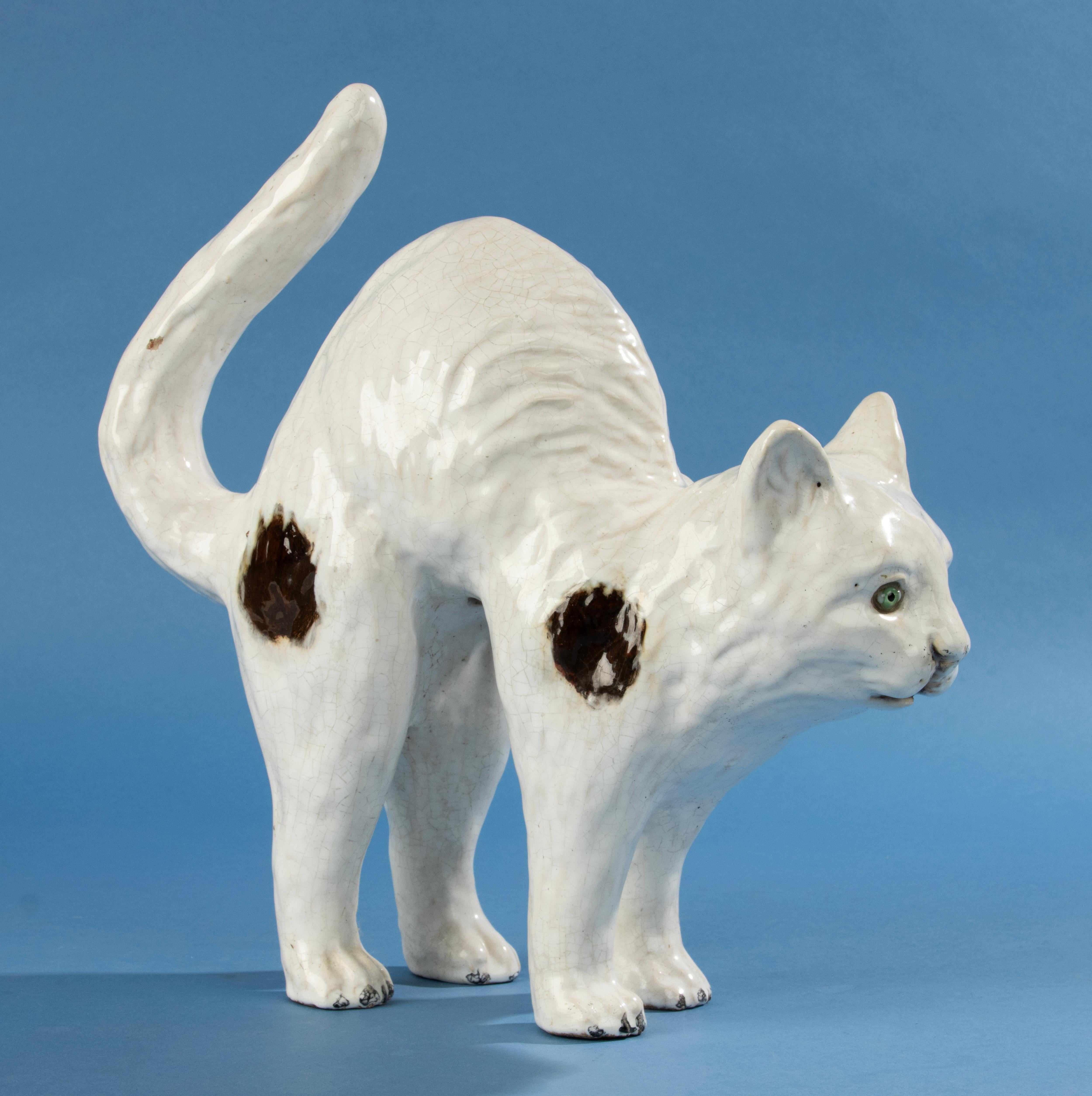 Chat en céramique de la fin du 19ème siècle - Mesnil Bavent - Glaçure à l'étain  en vente 2