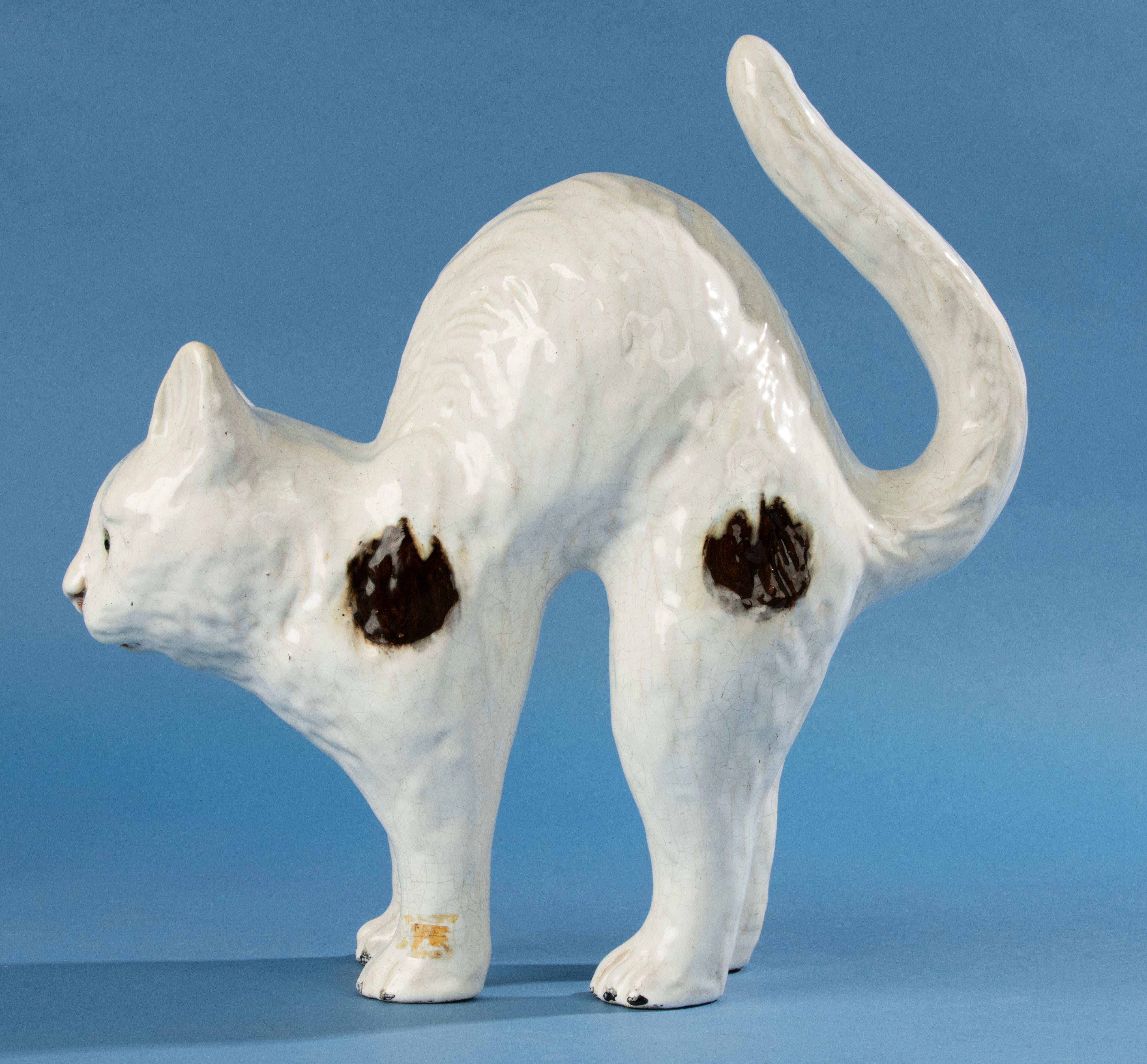 Français Chat en céramique de la fin du 19ème siècle - Mesnil Bavent - Glaçure à l'étain  en vente