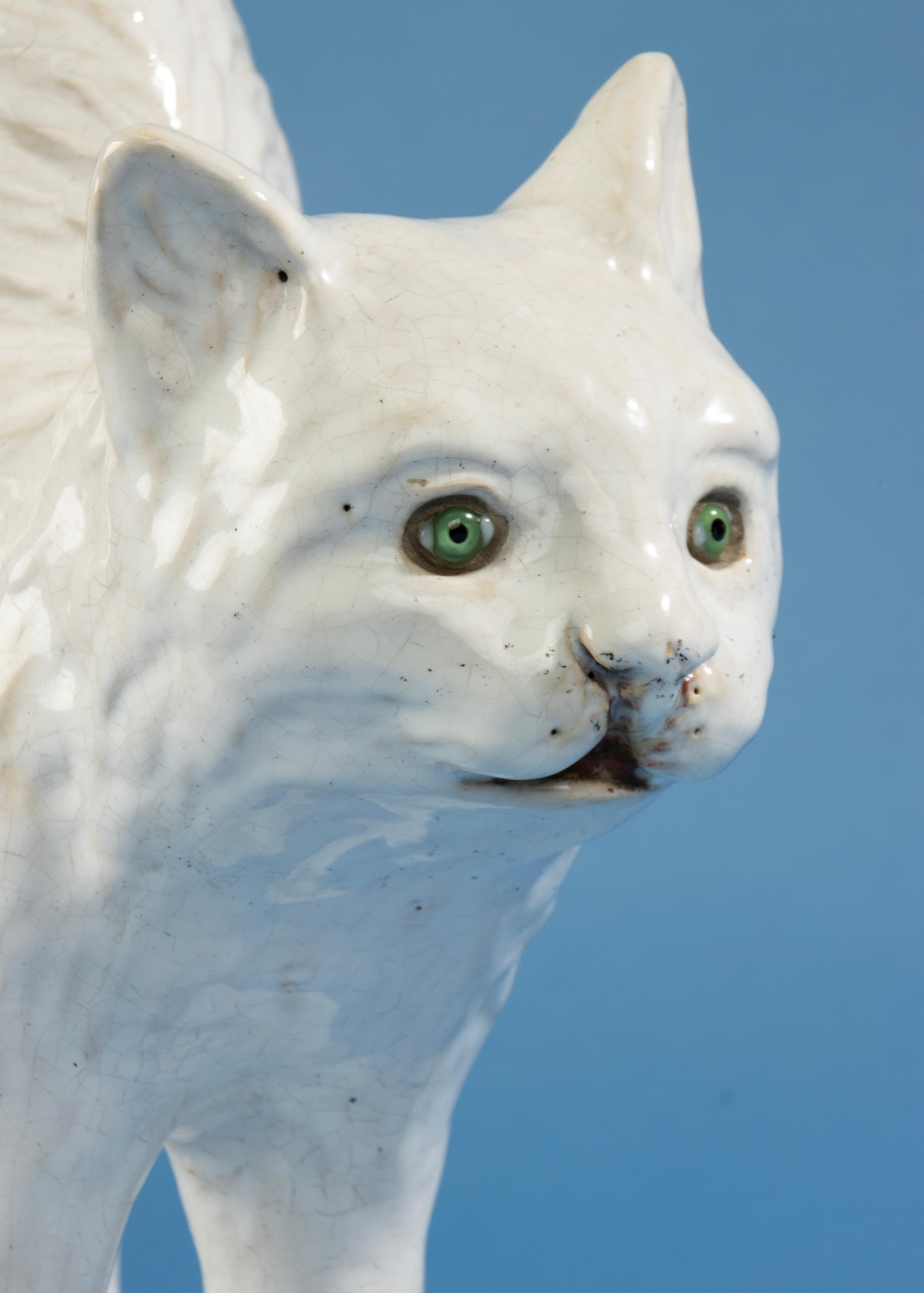 Chat en céramique de la fin du 19ème siècle - Mesnil Bavent - Glaçure à l'étain  en vente 1