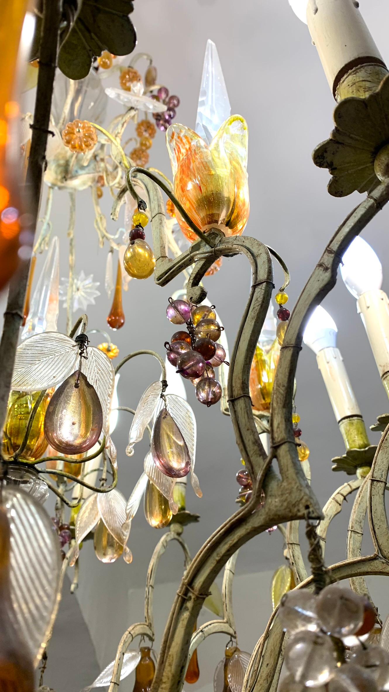 CHANDELIER DE FINALES DEL SIGLO XIX CON FRUTAS DE VIDRIO en venta 9