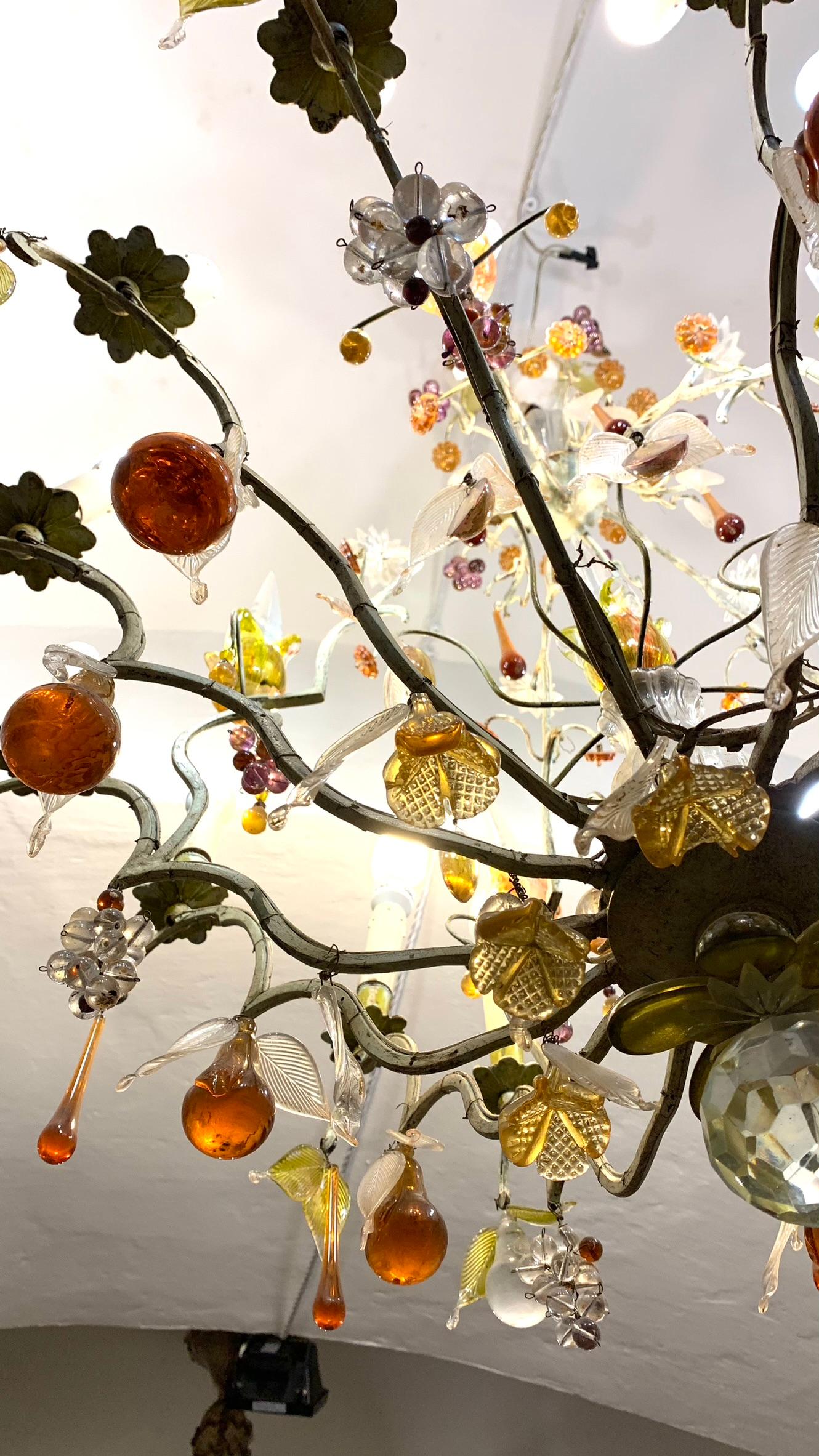 CHANDELIER DE FINALES DEL SIGLO XIX CON FRUTAS DE VIDRIO 19th Century en venta