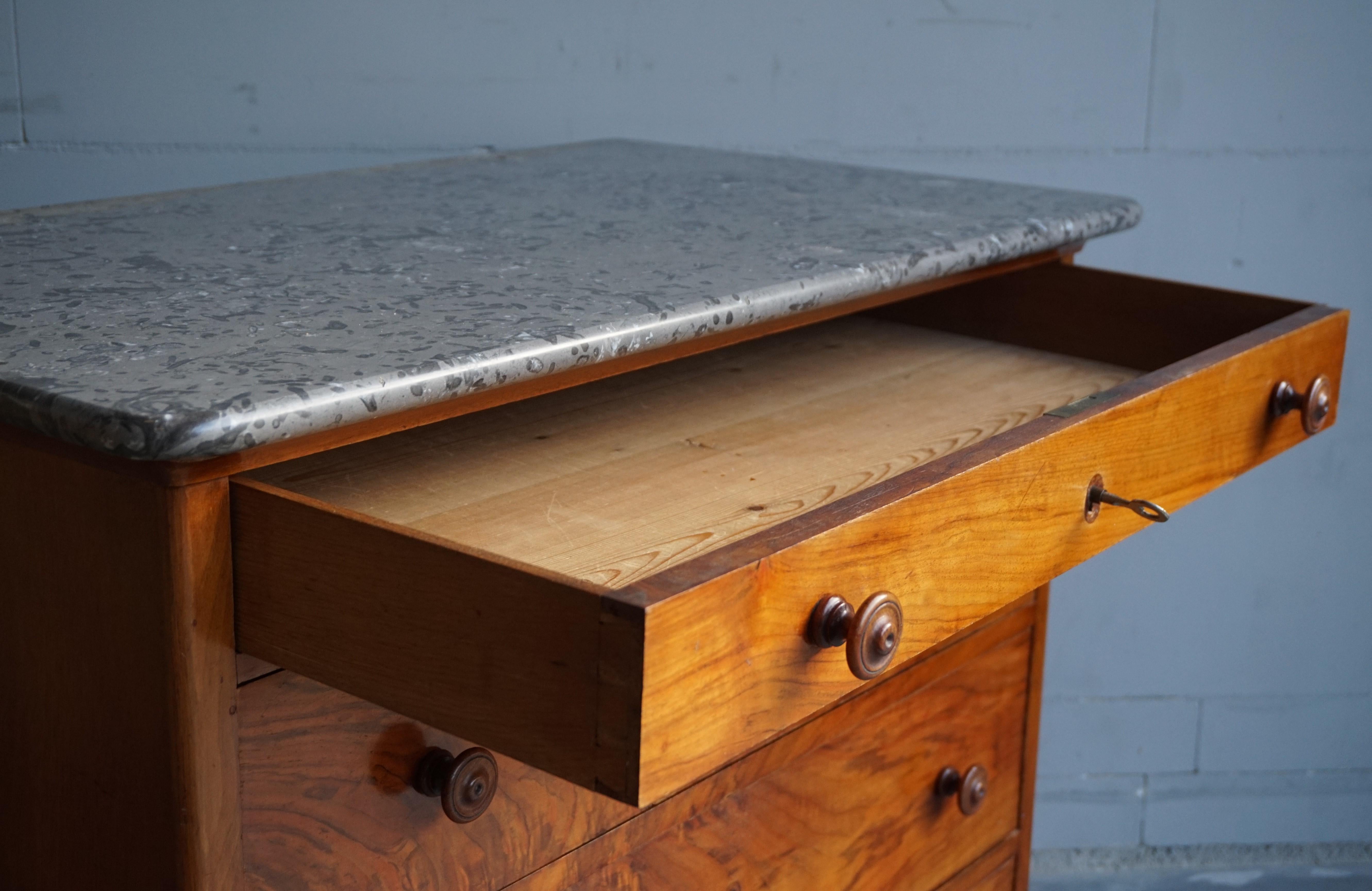 Commode et coffre à tiroirs de la fin du XIXe siècle avec dessus en marbre et miroir à charnière 4