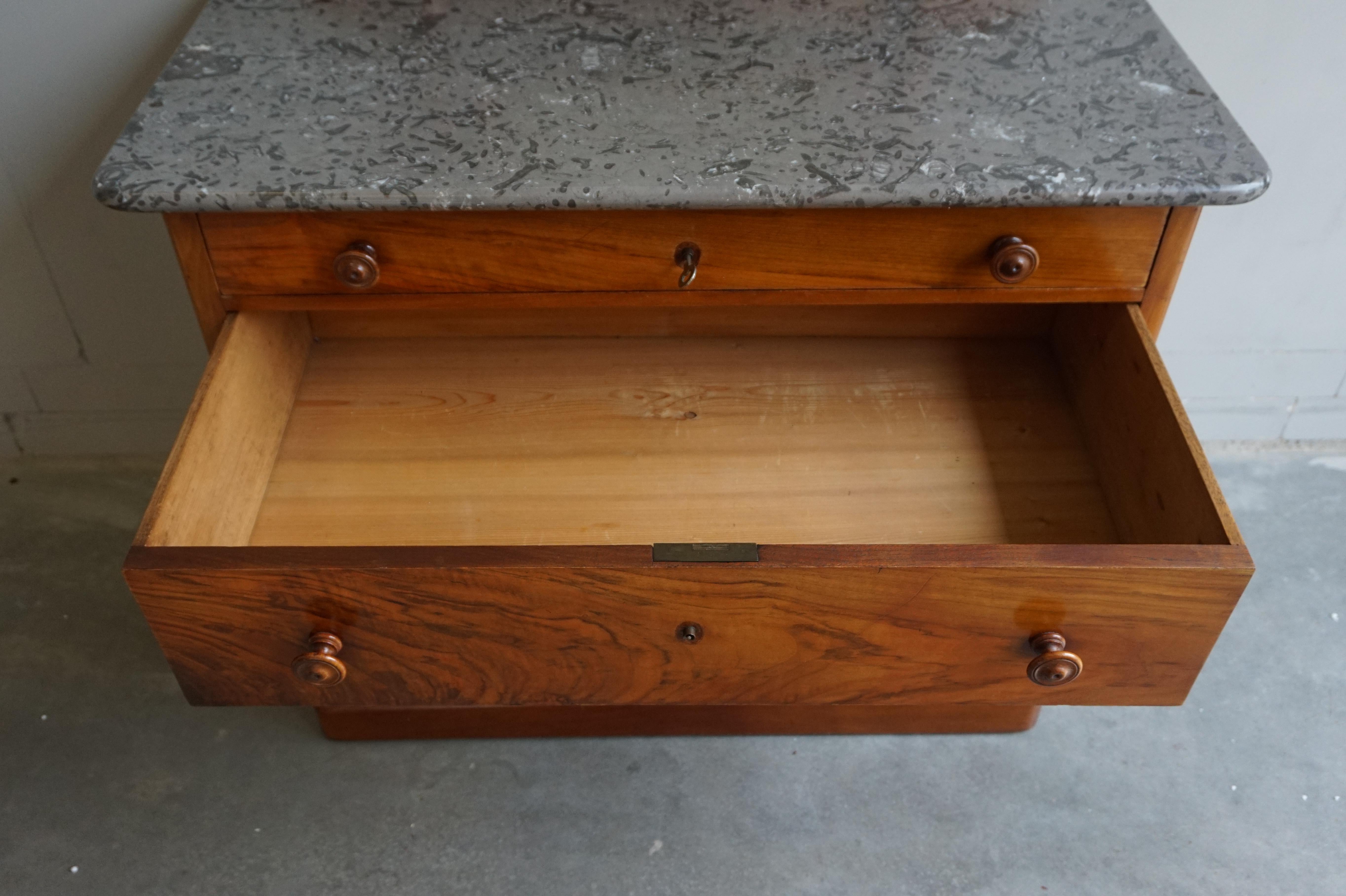 Commode et coffre à tiroirs de la fin du XIXe siècle avec dessus en marbre et miroir à charnière Bon état à Lisse, NL