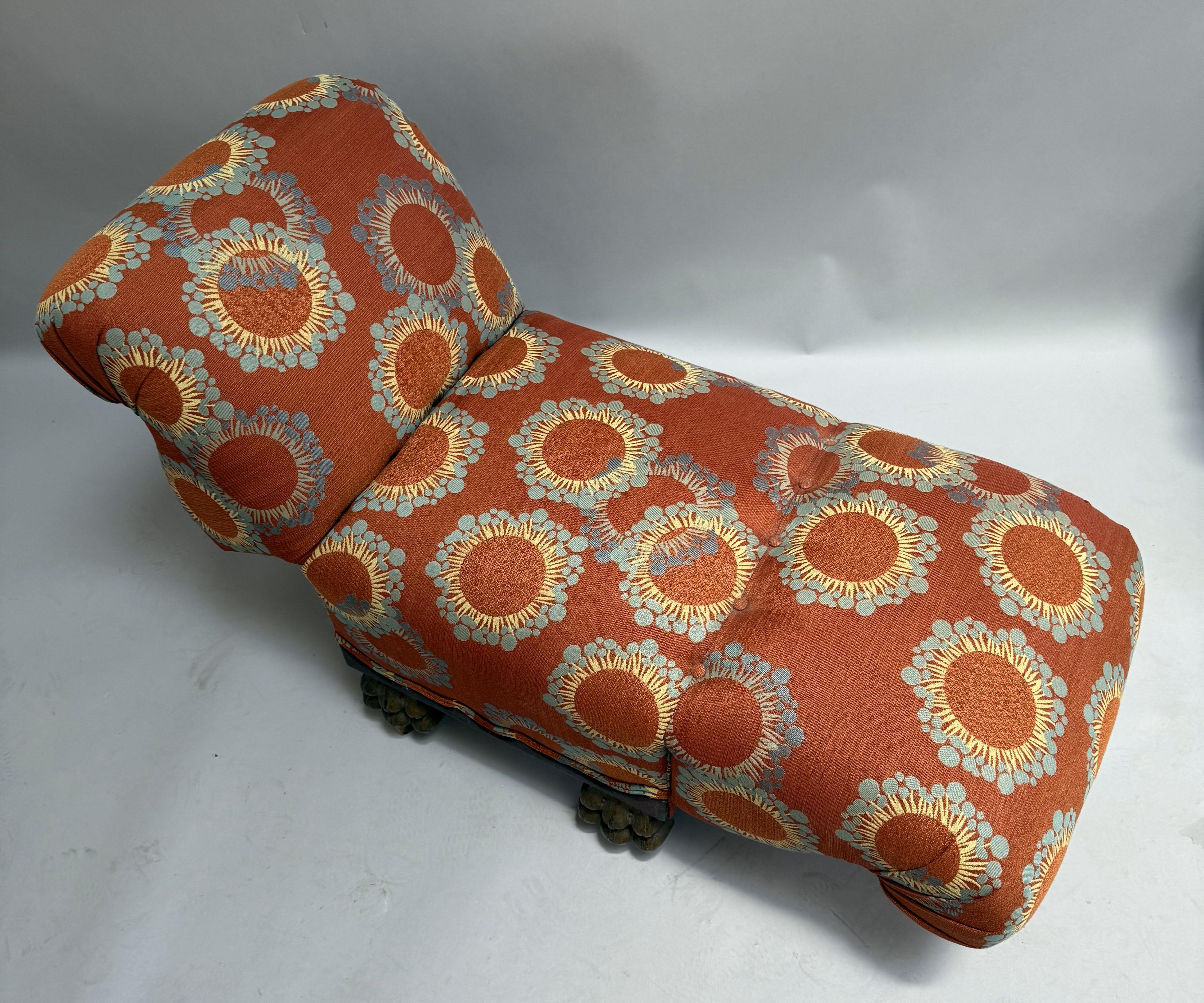 Chaise longue pour enfants de la fin du 19e siècle, avec accoudoirs à volutes et pieds en métal en forme de pattes. Chaque extrémité est inclinable. Fabriqué en Angleterre vers 1880.

Charmante et fantaisiste chaise longue d'enfant à accoudoirs en