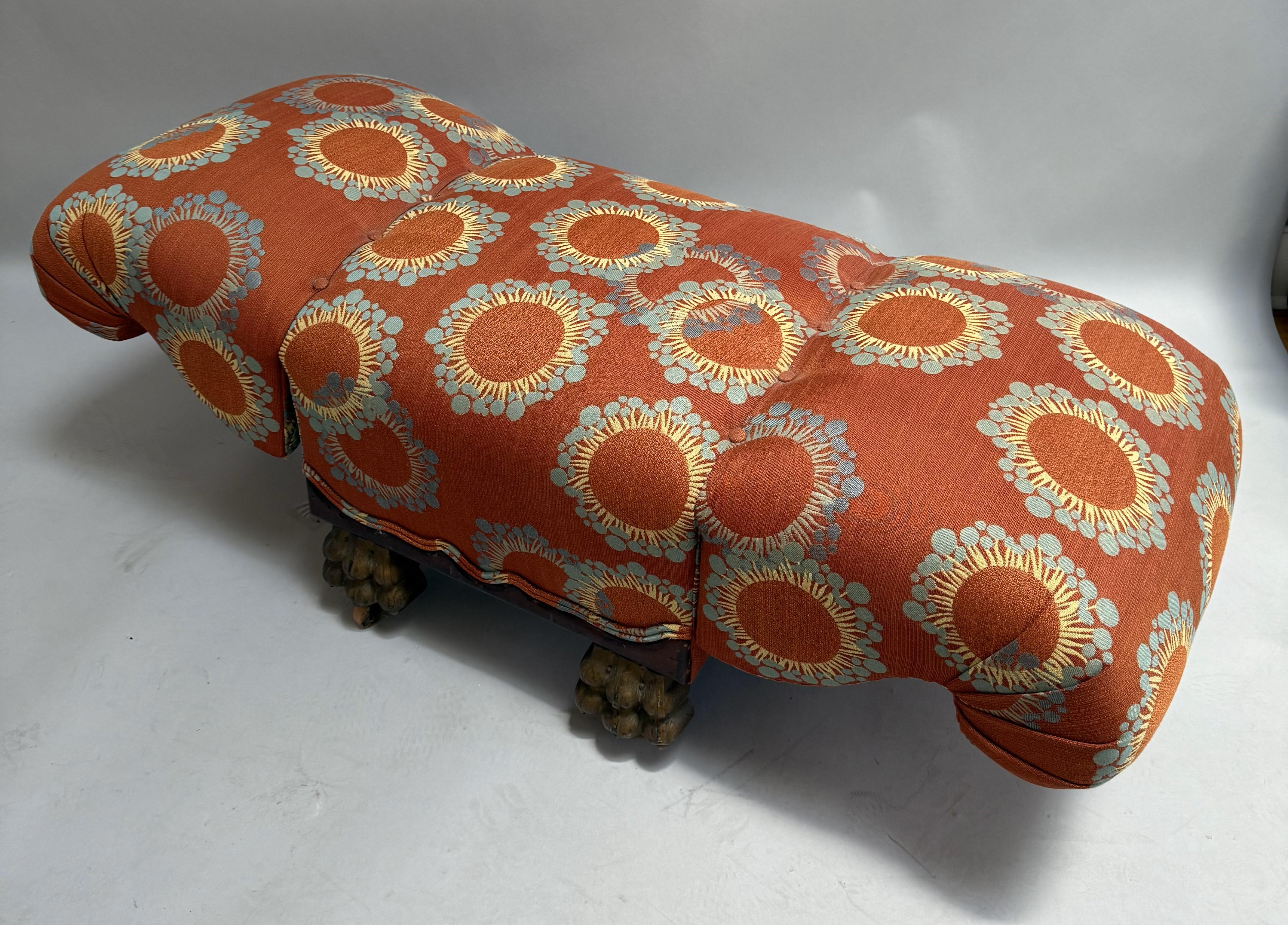 Sculpté Chaise longue d'enfant à accoudoirs en volute de la fin du 19e siècle en vente
