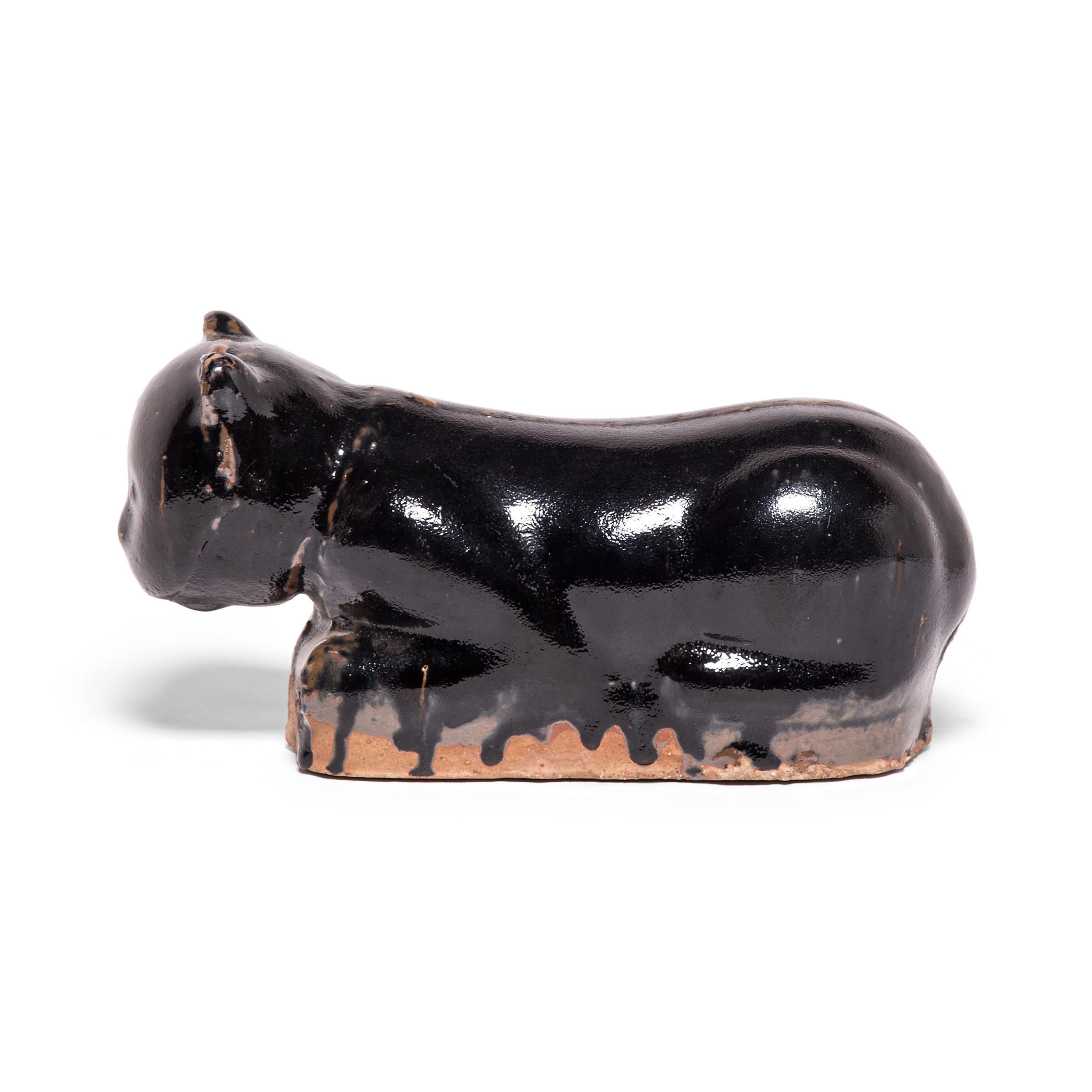 Late 19th Century Chinese Black Glazed Cat Headrest In Good Condition In Chicago, IL