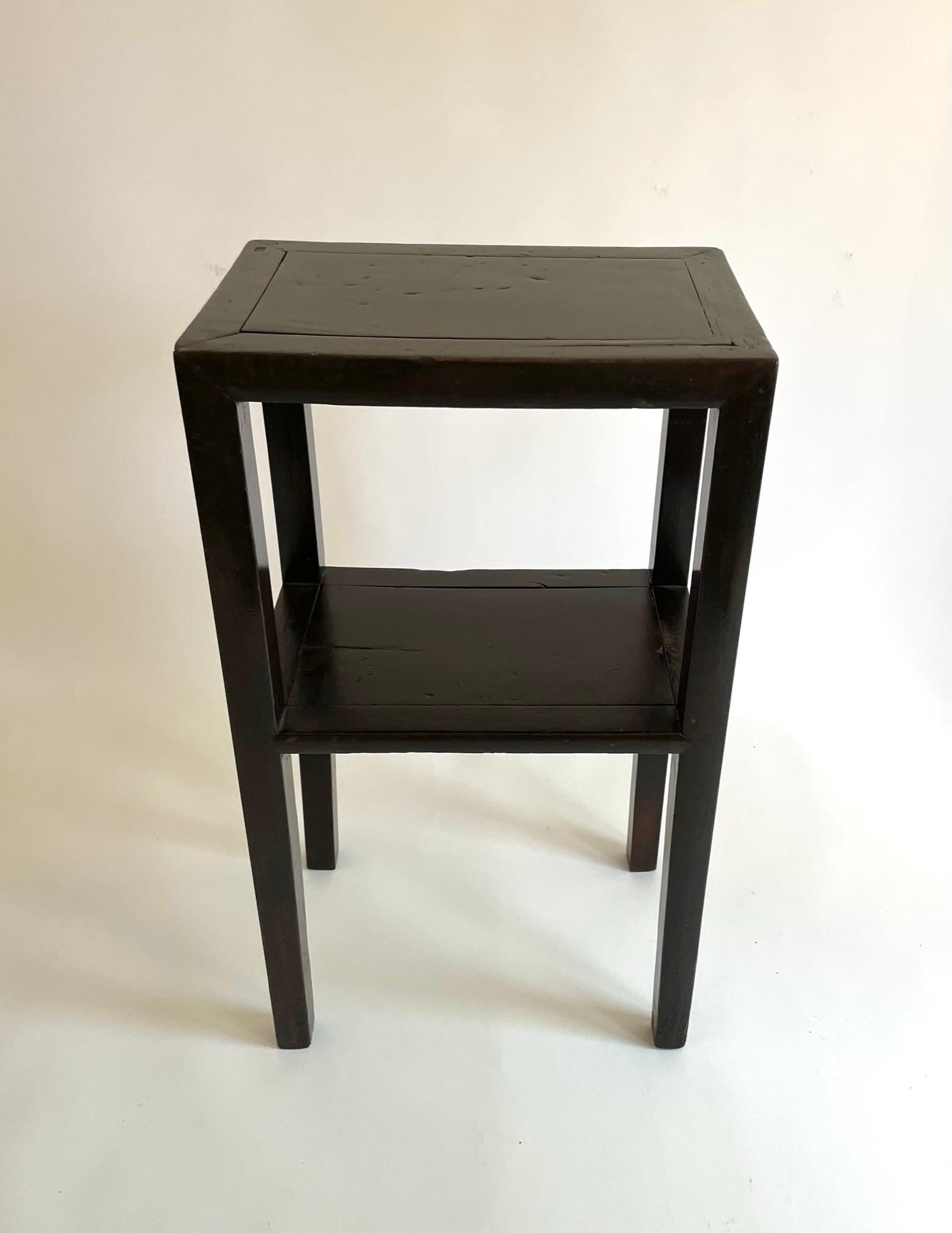 Belle table à thé chinoise en bois noir (Hongmu), bien proportionnée. Le bois noir de cette table est de couleur brun foncé. Le Hongmu a généralement une teinte plus rougeâtre, et la teinte foncée est plus souhaitable. Cette table est construite