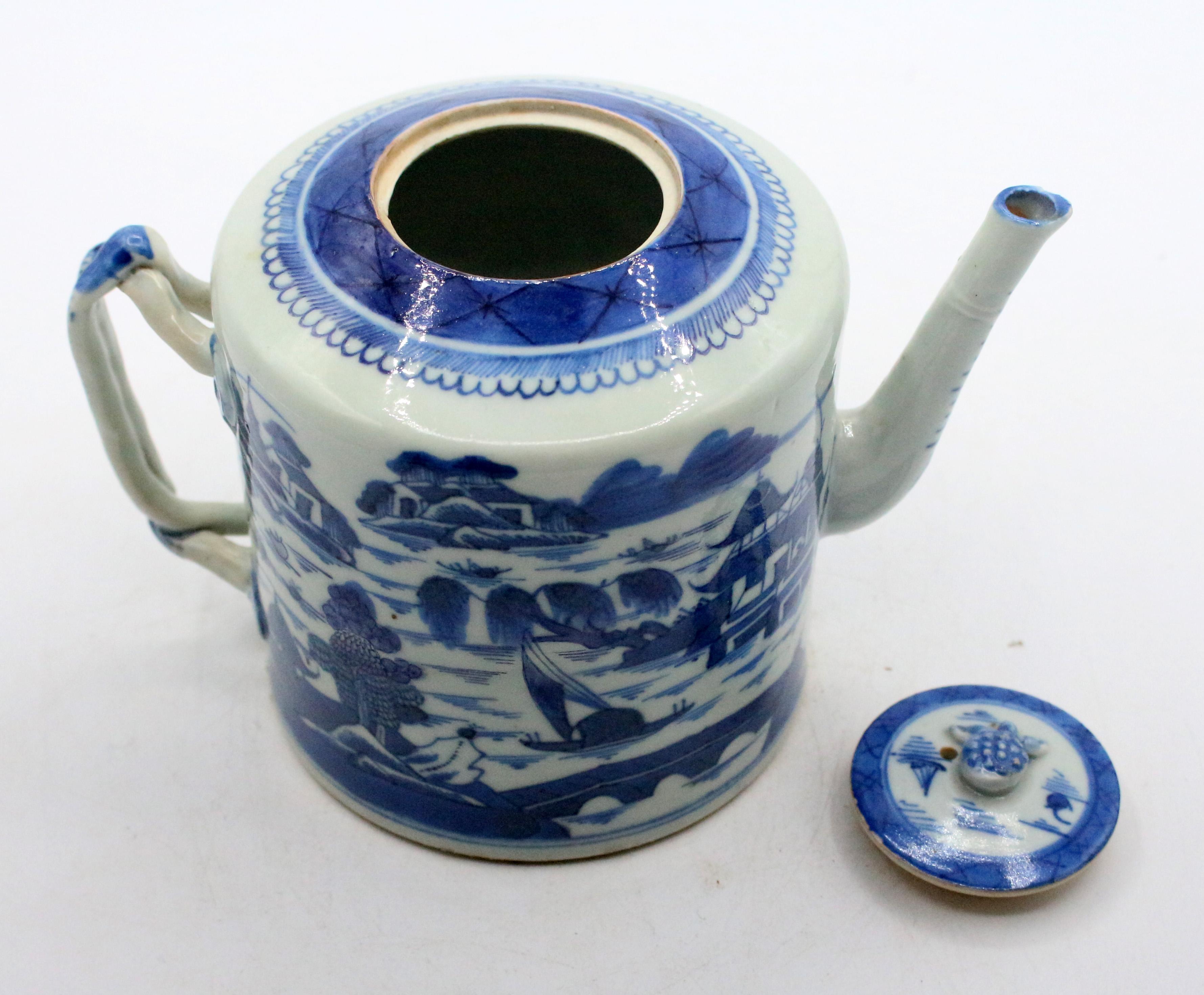 Late 19th Century Chinese Blue Canton Porcelain Tea Pot In Good Condition In Chapel Hill, NC