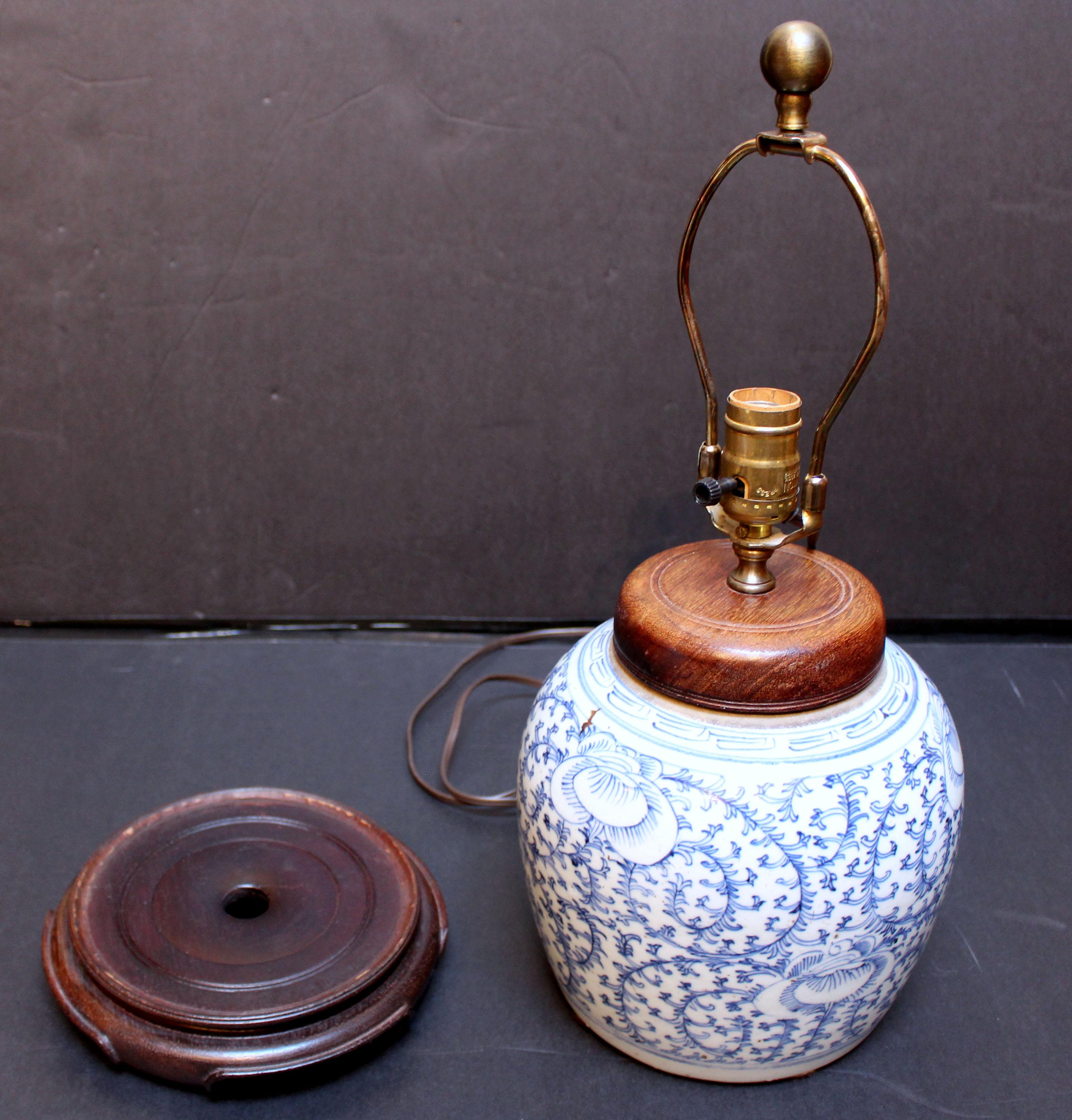 Late 19th century Chinese blue & white ginger jar lamp. Of good size. Lamped in the 20th century. The whole with scrolling naturalistic design. Turned wooden top. Kiln pops & marks.
12 3/8