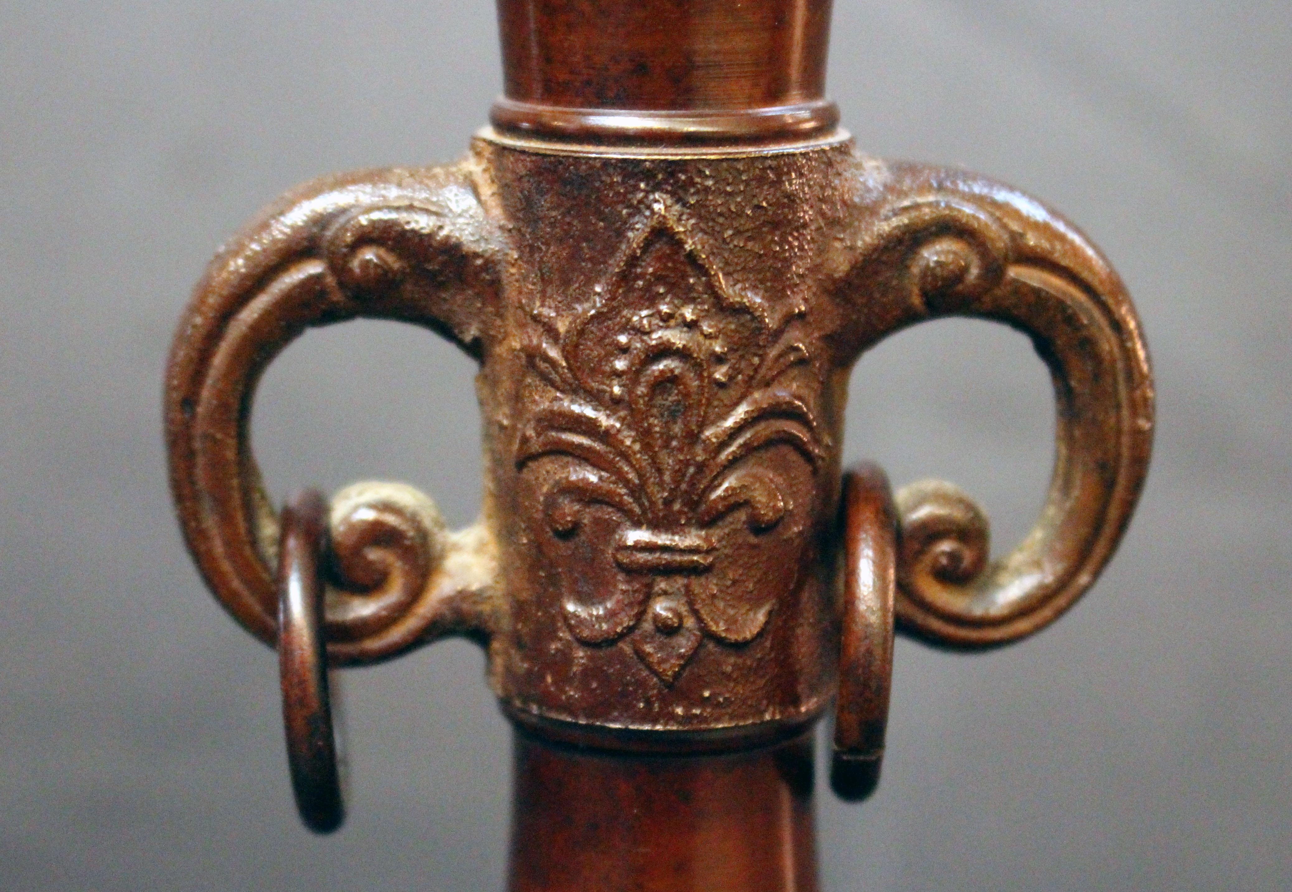 Vaso in bronzo cinese della fine del XIX secolo, firmato. Dinastia Qing. Bronzo patinato a caldo. I manici sono teste di elefante arcaiche con anelli. La base presenta una linea di draghi arcaici contrapposti. Piccola ammaccatura.
H. H., diametro