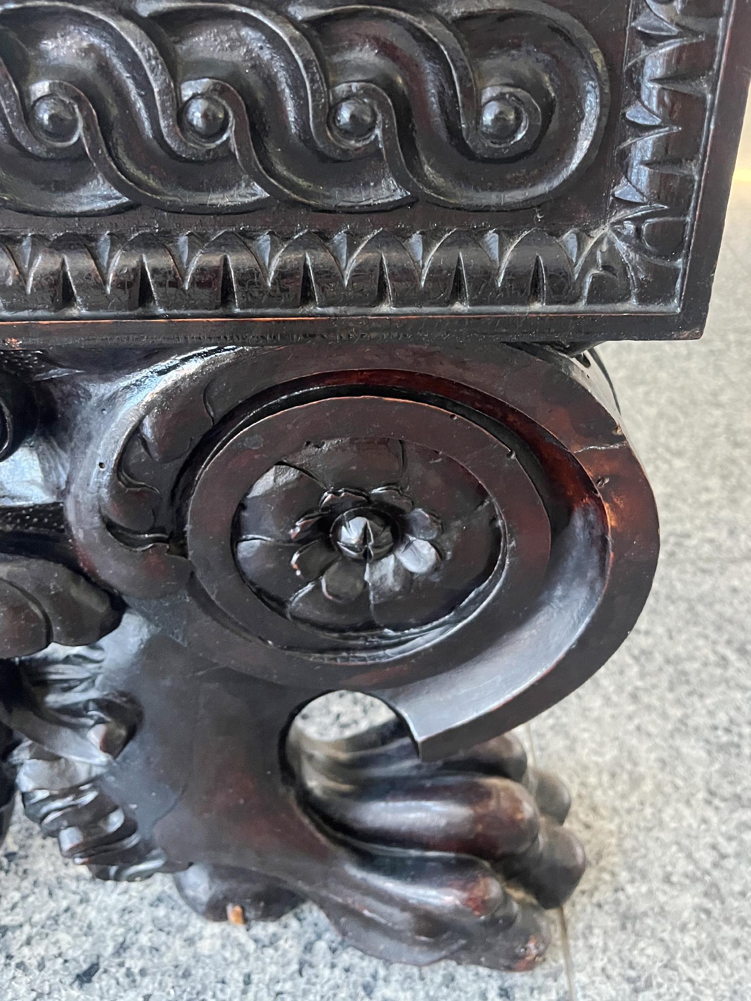 Mesa baja china de madera tallada y mármol de finales del siglo XIX en venta 4