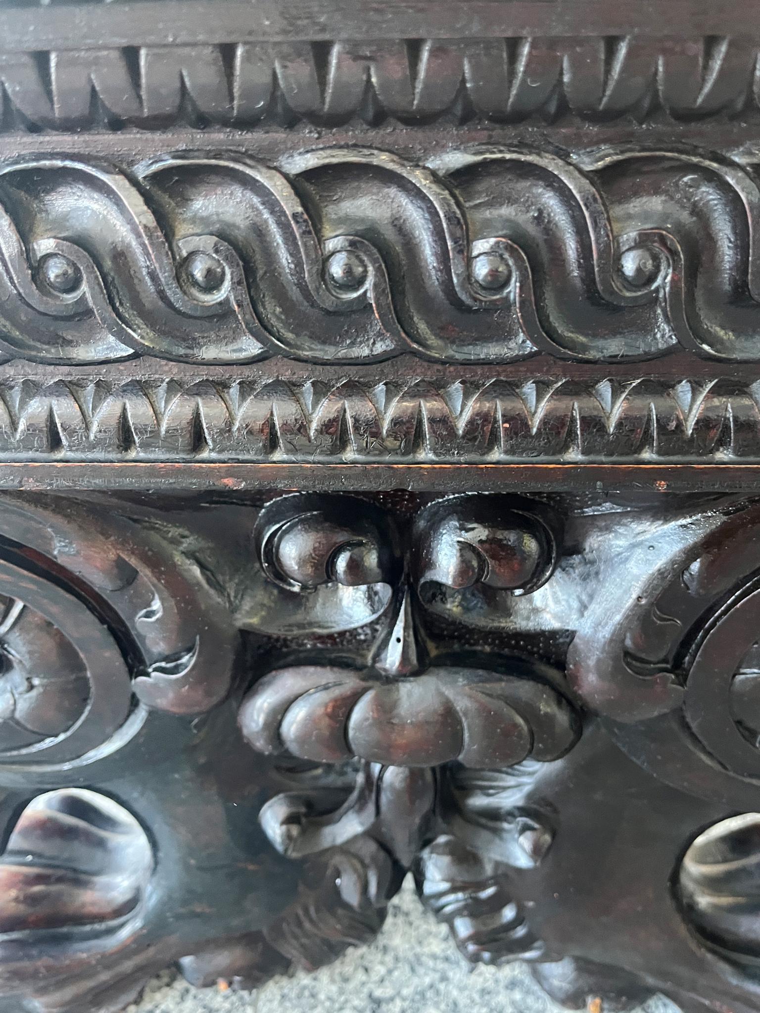Mesa baja china de madera tallada y mármol de finales del siglo XIX en venta 3