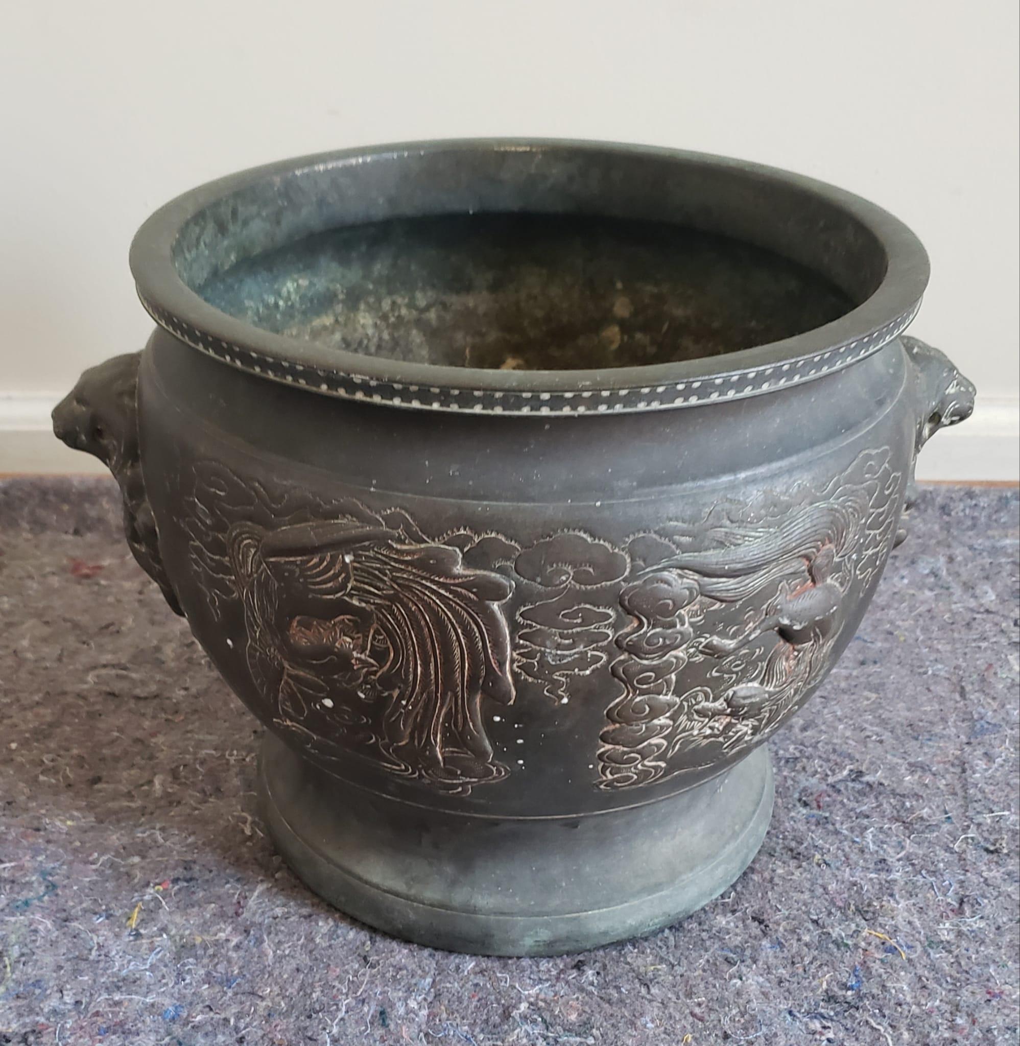 Eine chinesische Jardiniere aus geätztem Messing mit Löwenköpfen aus dem späten 19. Jahrhundert, die 14 Zoll breit, 11 Zoll tief und 10 Zoll hoch ist.