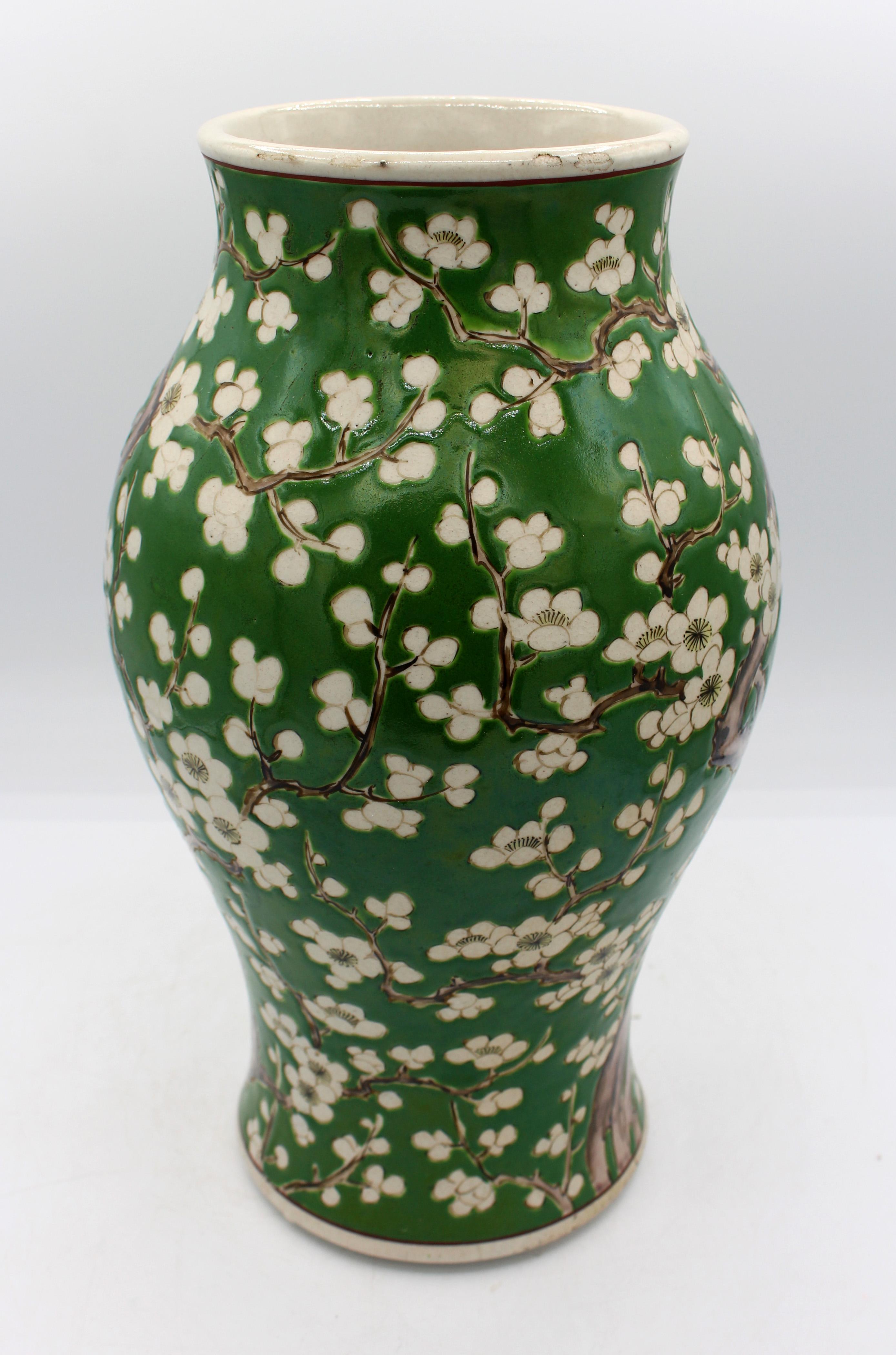 Jarrón famille verte de porcelana china de exportación de finales del siglo XIX. Finales de la dinastía Qing. Forma de balaustre, acabado mate, decoración totalmente rodeada de espino (prunus) con troncos nudosos y flores blancas - ¡gran detalle! El